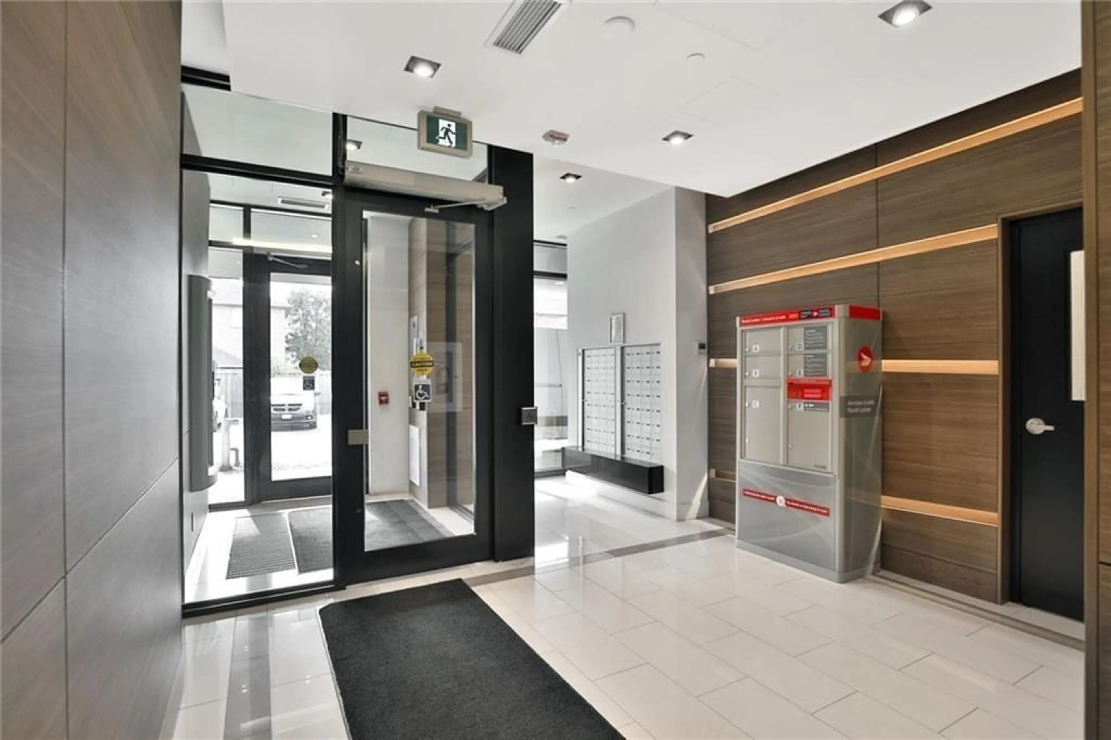 Indoor foyer for 5230 DUNDAS St #A503, Burlington Ontario L7L 0J5