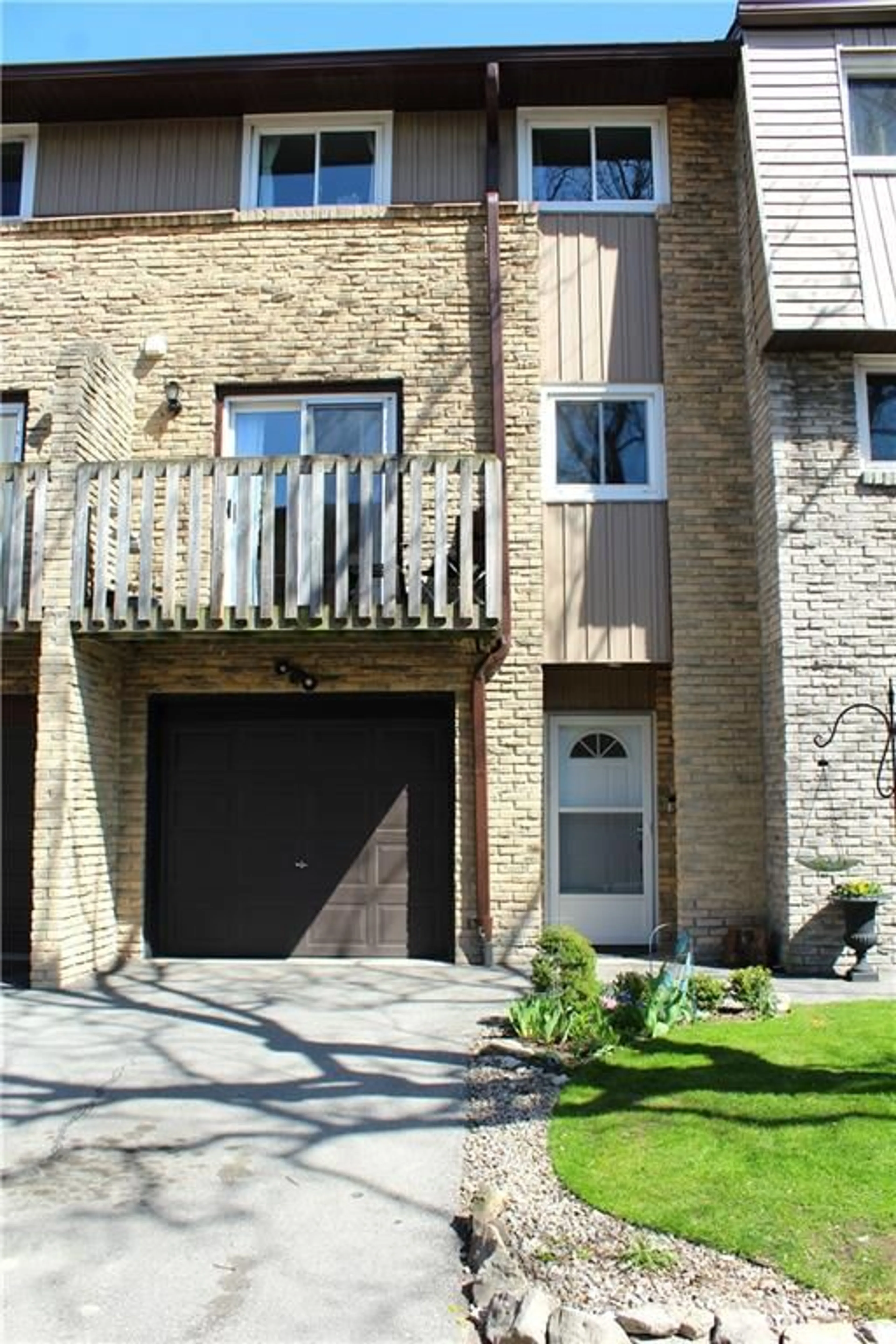 A pic from exterior of the house or condo for 985 Limeridge Rd #18, Hamilton Ontario L8W 1X9