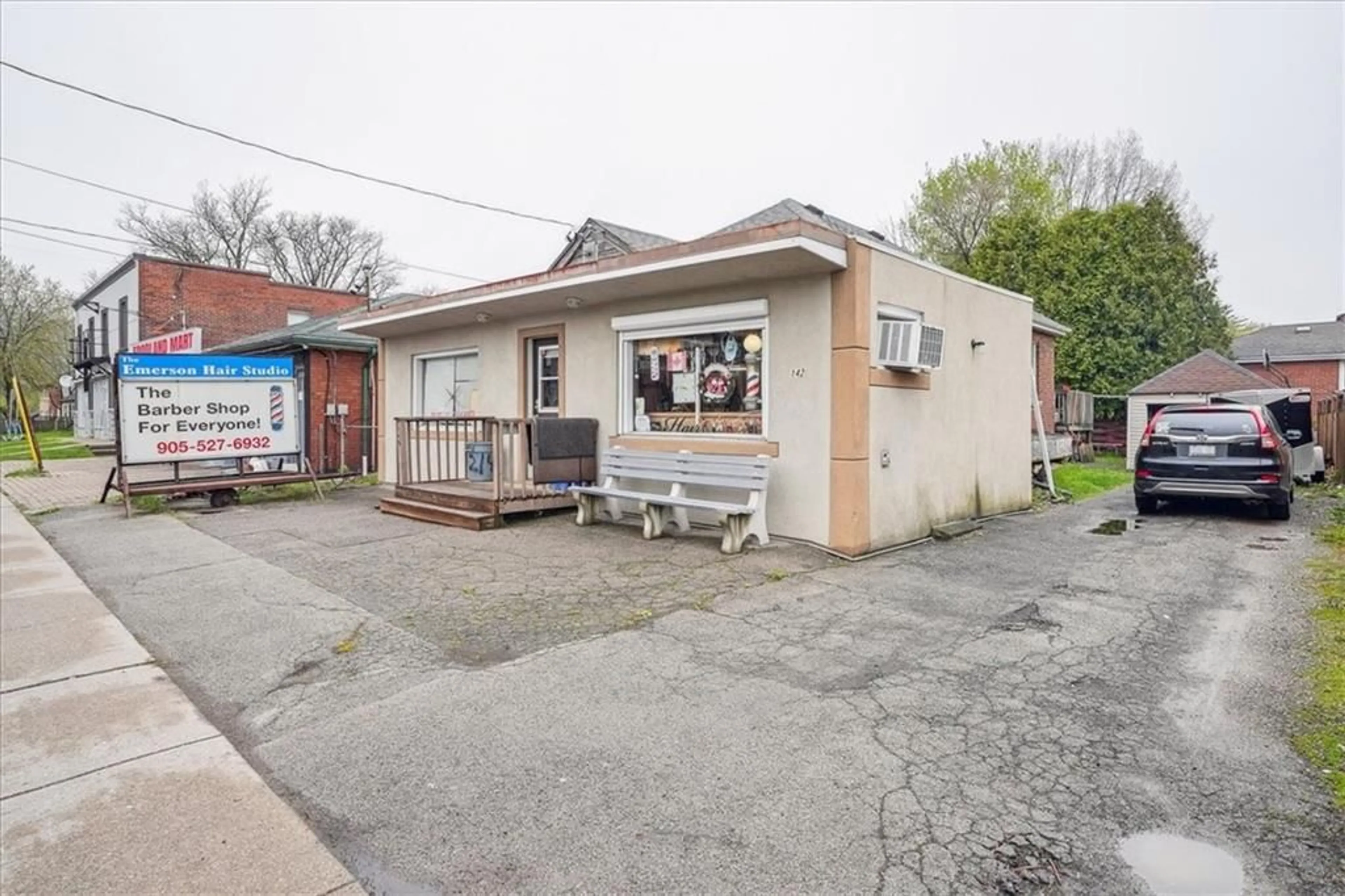 Patio for 142 EMERSON St, Hamilton Ontario L8S 2X9