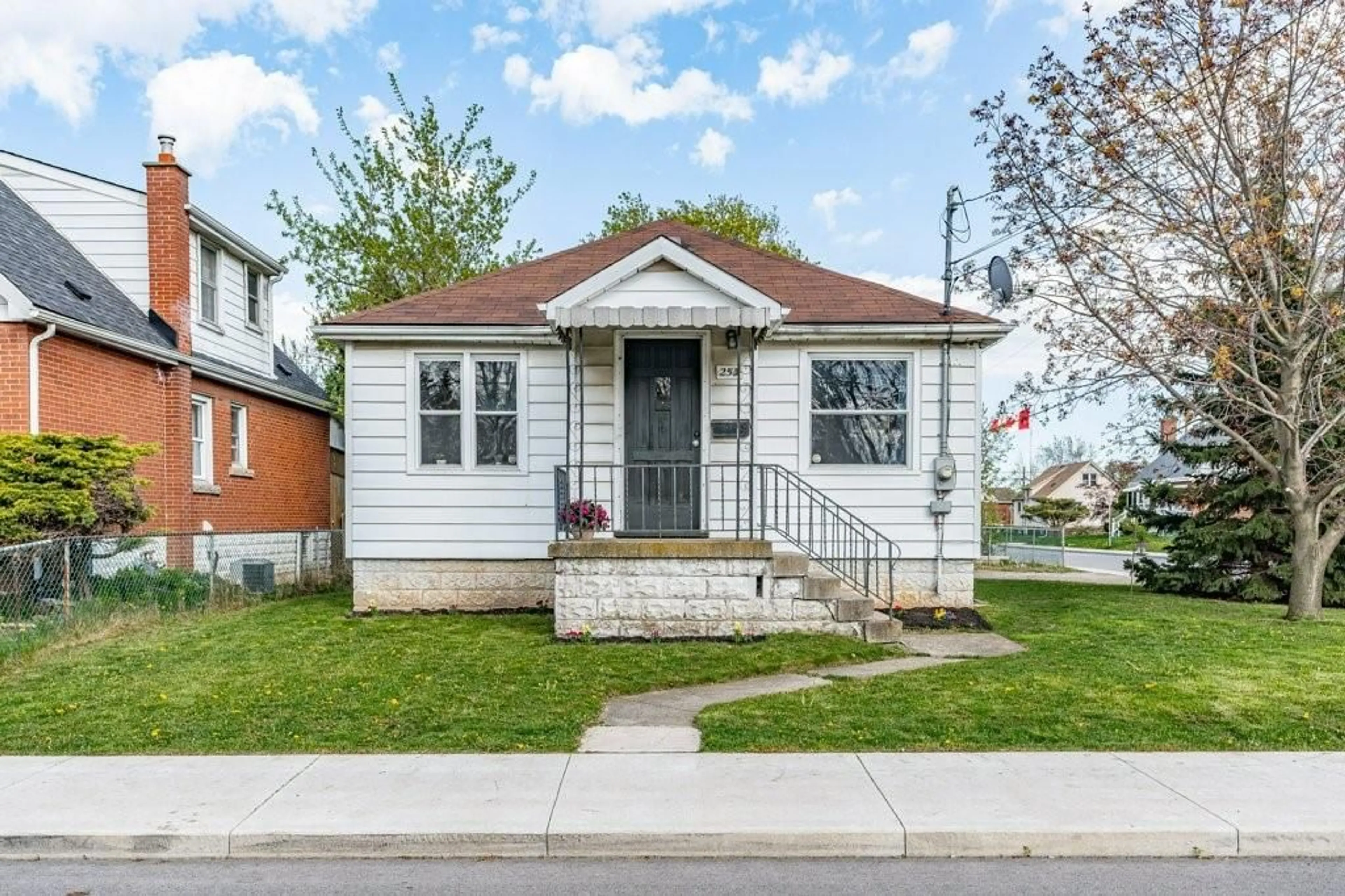 Frontside or backside of a home for 253 West 2nd St, Hamilton Ontario L9C 3G4