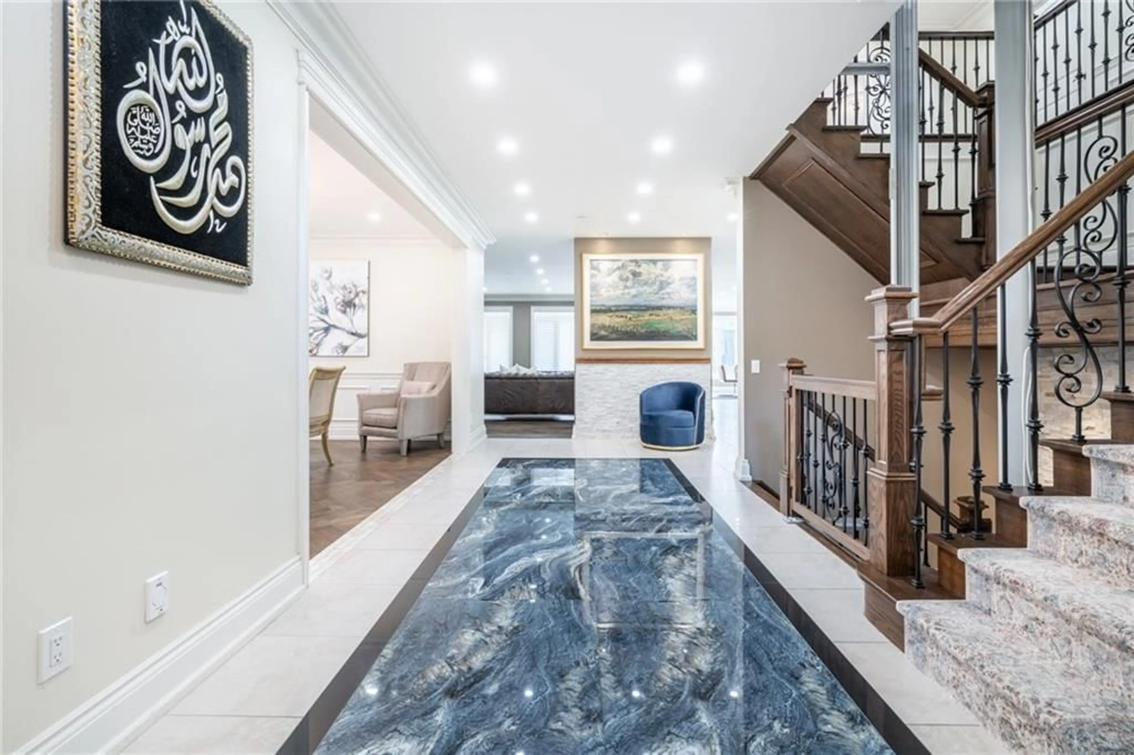 Indoor foyer for 212 VALLEYVIEW Dr, Ancaster Ontario L9G 2A8