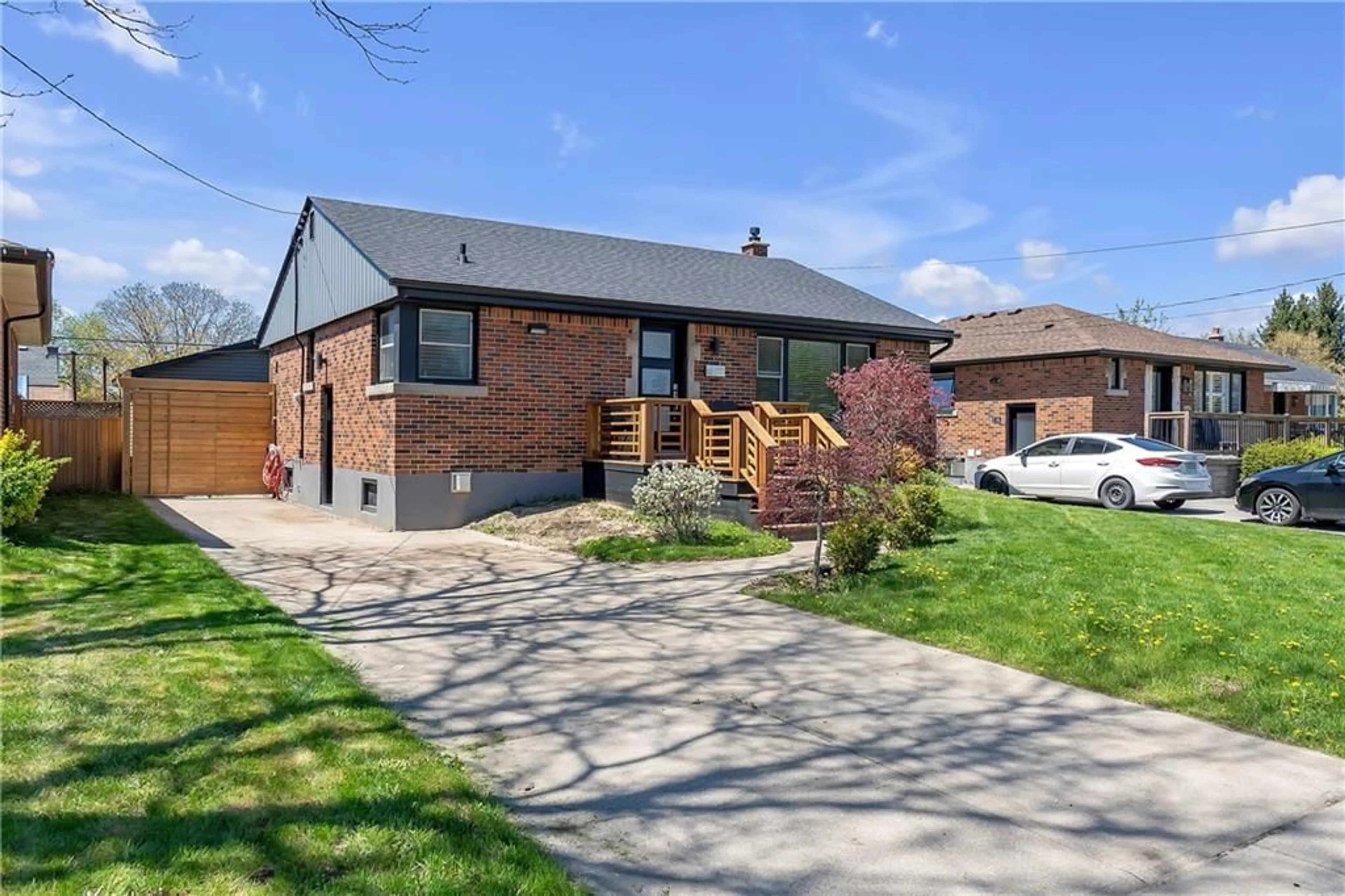 Frontside or backside of a home for 82 Fernwood Cres, Hamilton Ontario L8T 3L3