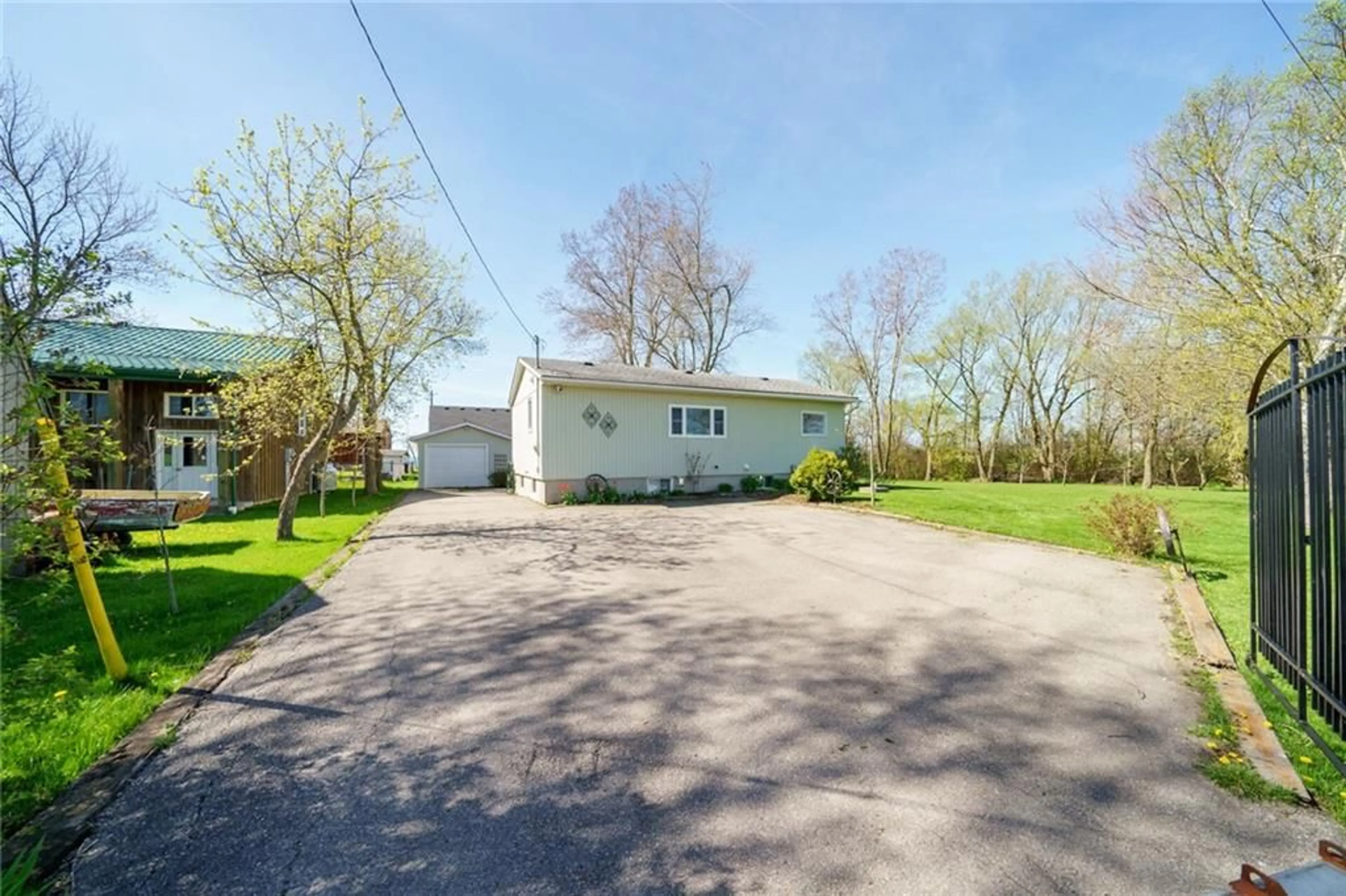 Cottage for 2970 Lakeshore Rd, Dunnville Ontario N1A 2W8