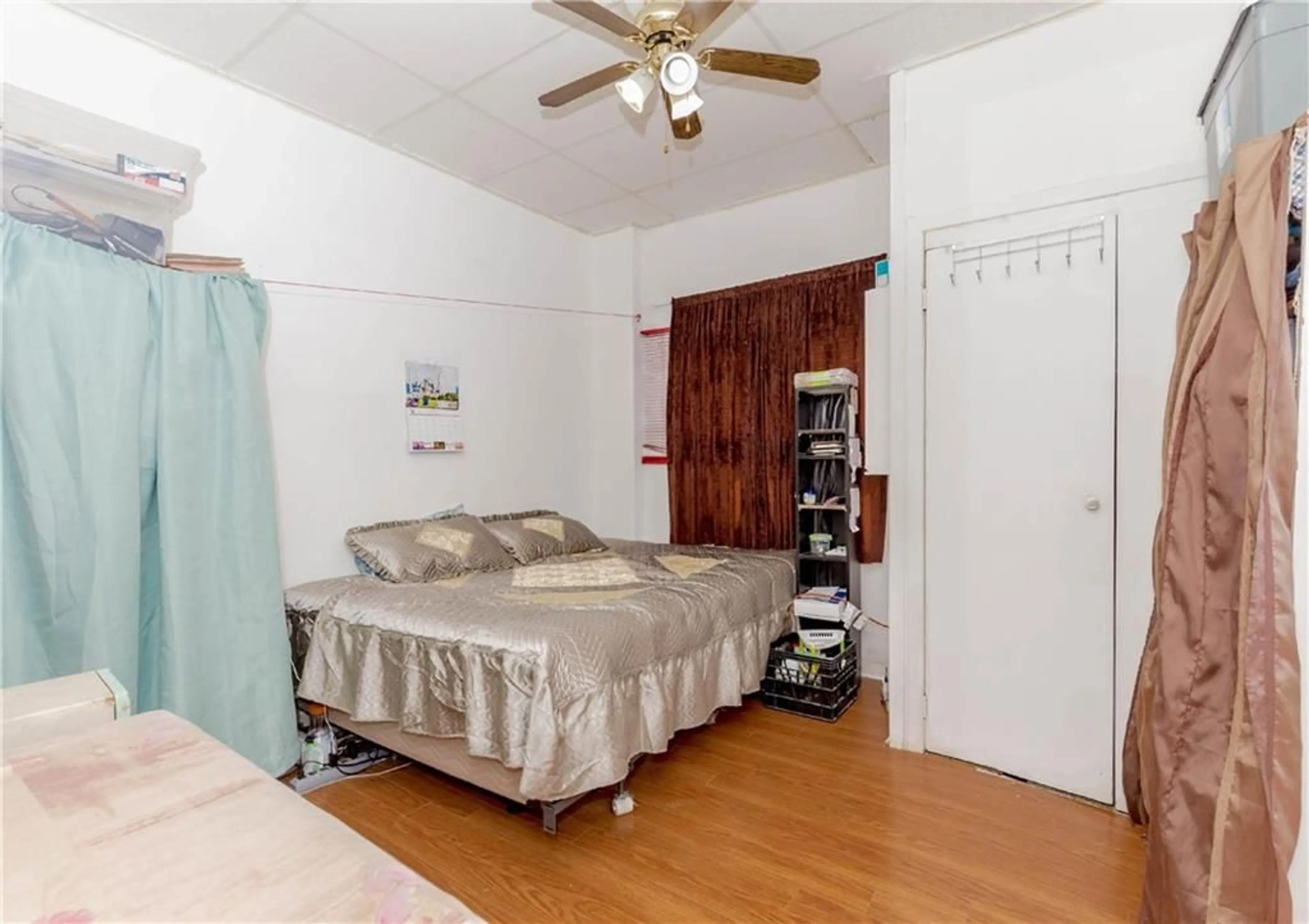 A pic of a room for 184 QUEEN St, Hamilton Ontario L8R 2W3