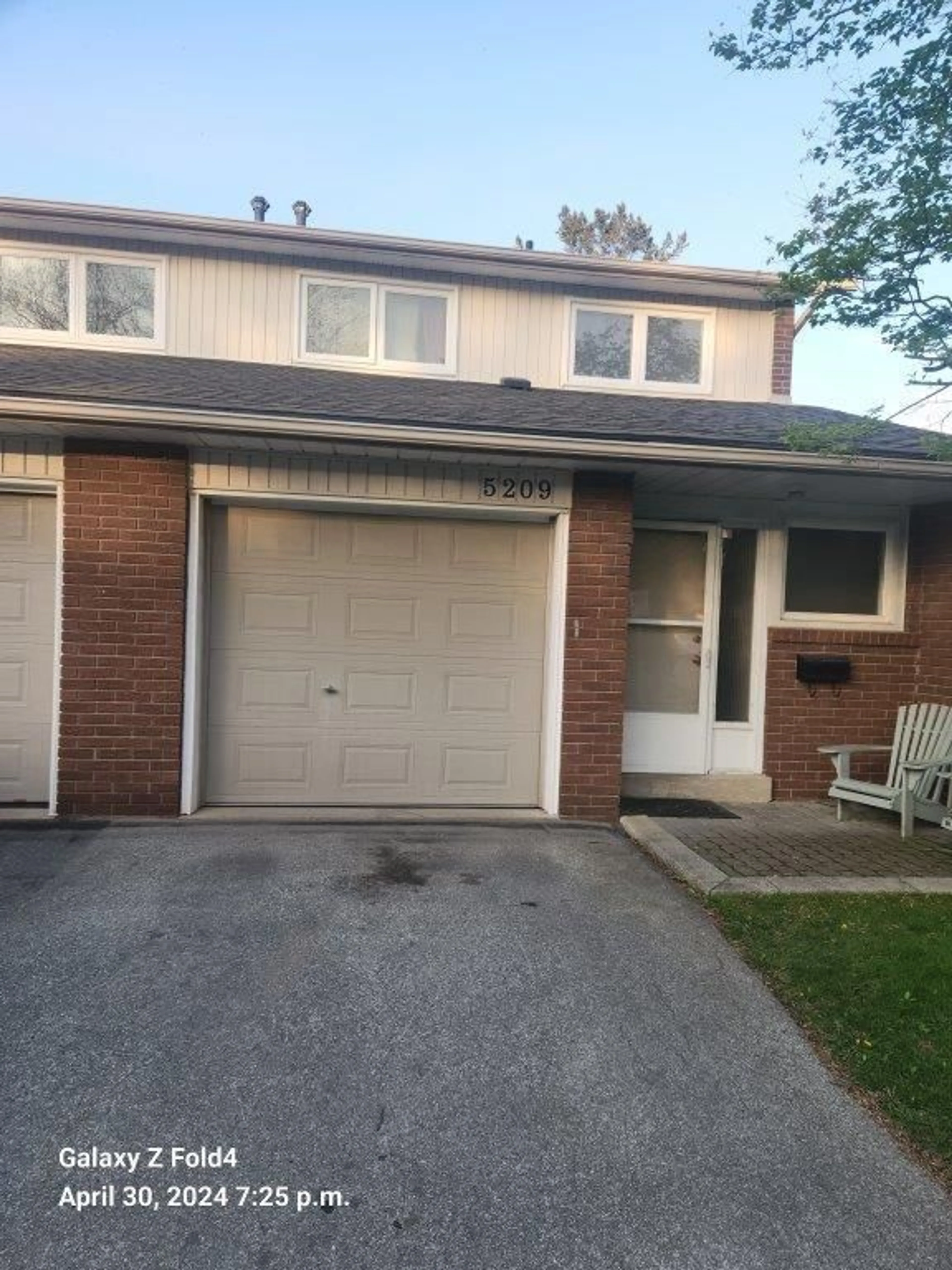 A pic from exterior of the house or condo for 5209 BANTING Crt, Burlington Ontario L7L 2Z4