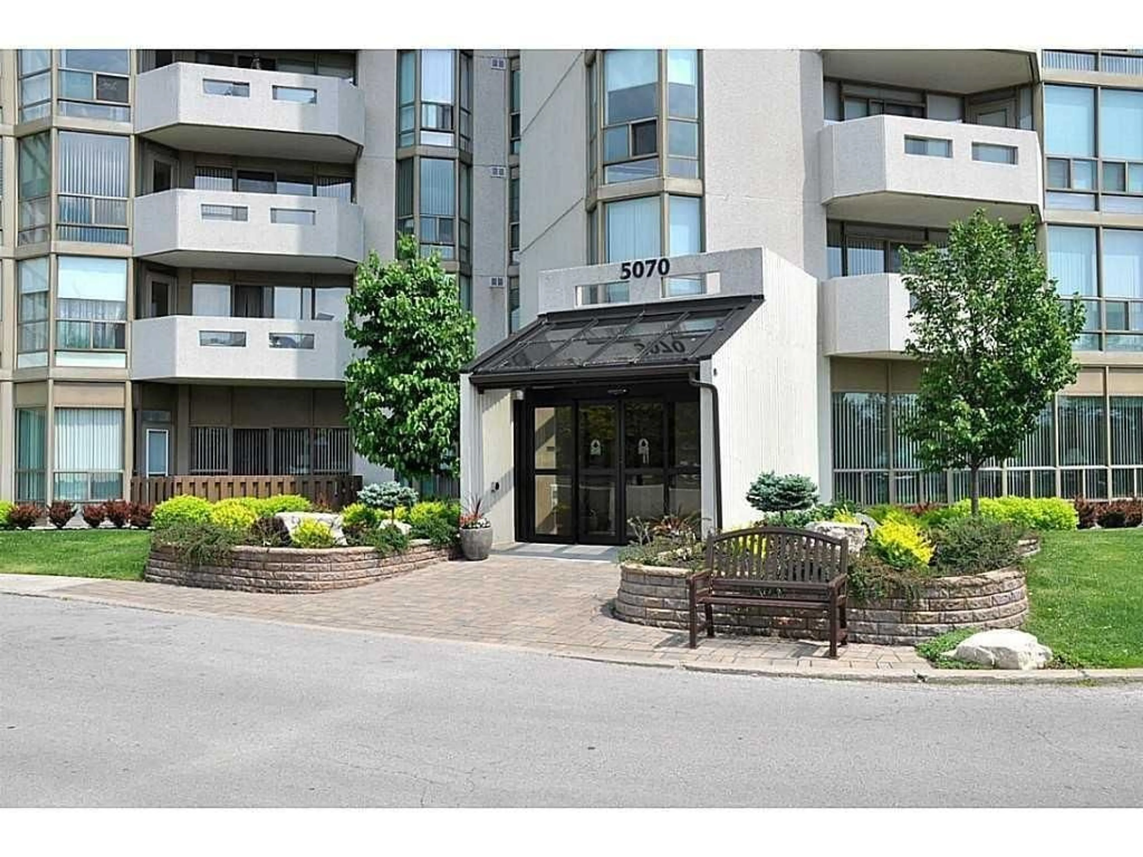 A pic from exterior of the house or condo for 5070 Pinedale Ave #601, Burlington Ontario L7L 5V6
