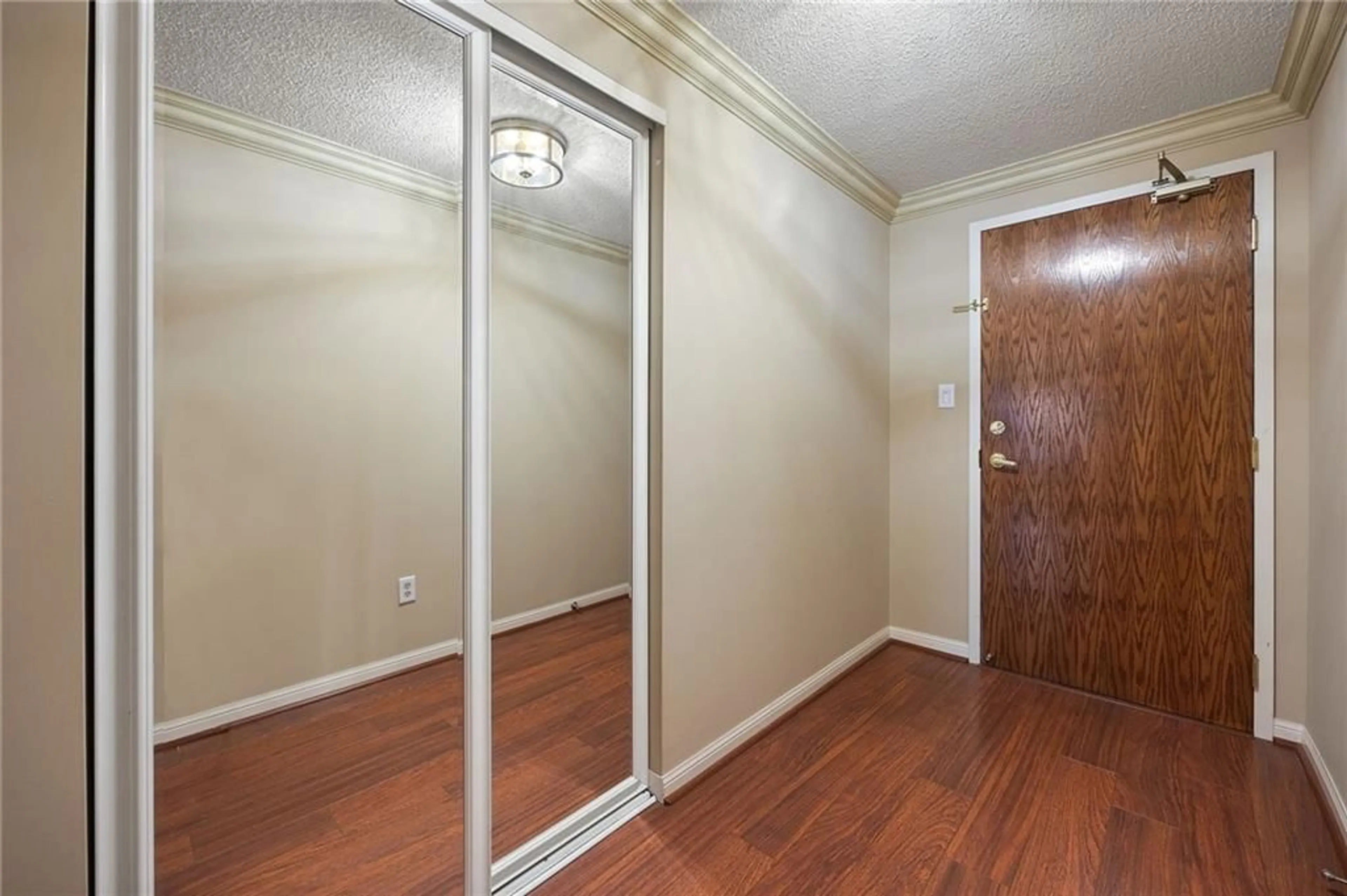 Indoor entryway for 900 Bogart Mill Trail #208, Newmarket Ontario L3Y 8V5