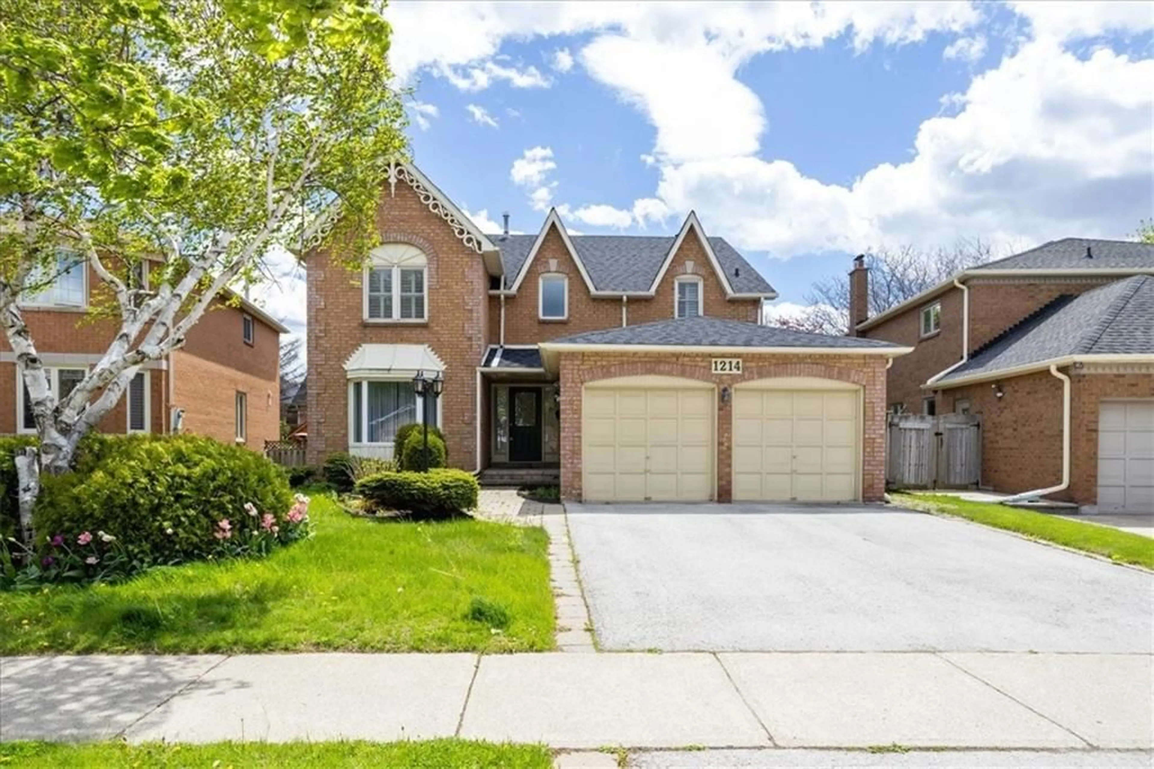 Frontside or backside of a home for 1214 Glenashton Dr, Oakville Ontario L6H 5L9