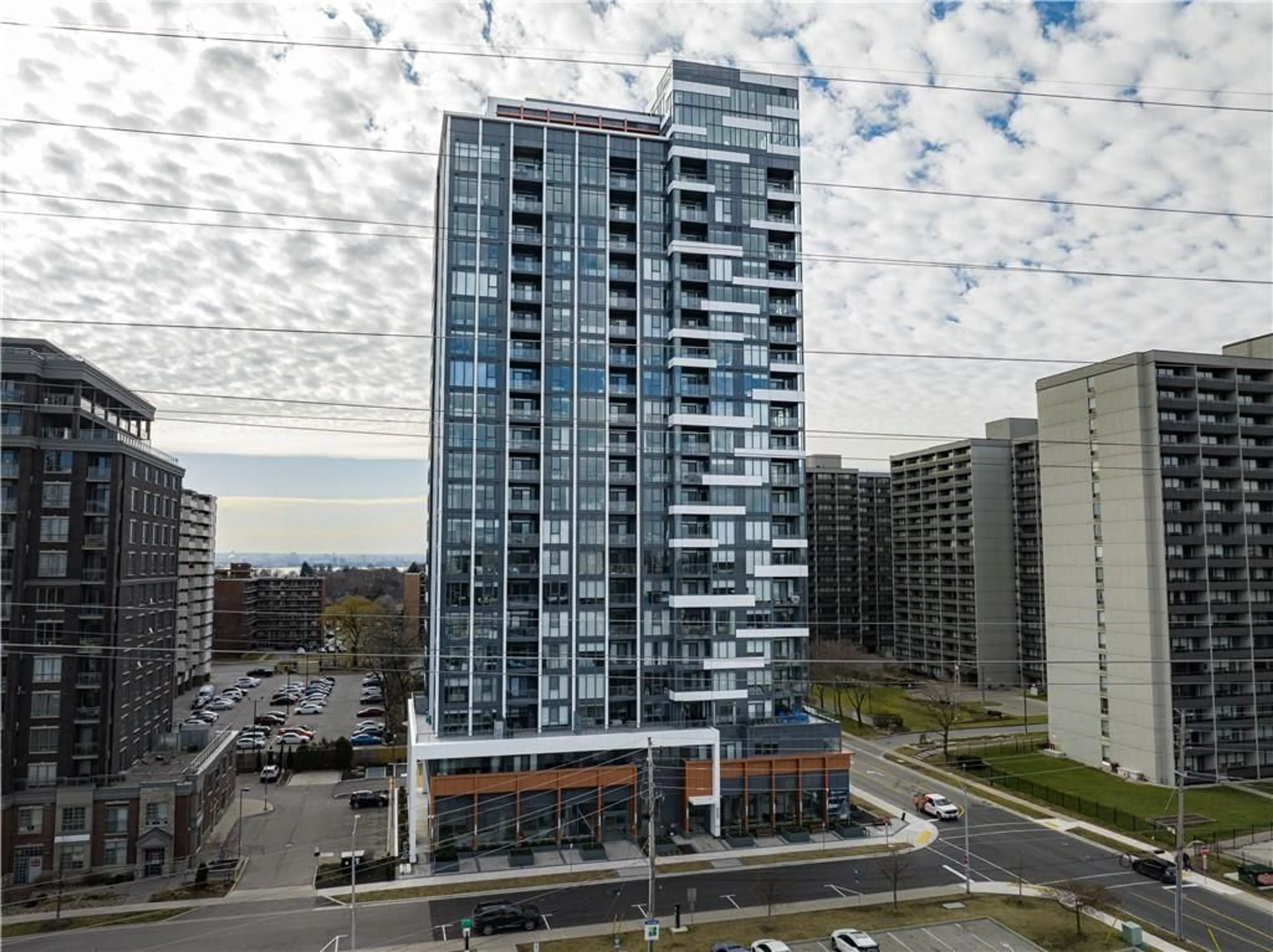 A pic from exterior of the house or condo for 500 Brock Ave #2001, Burlington Ontario L7S 0A5