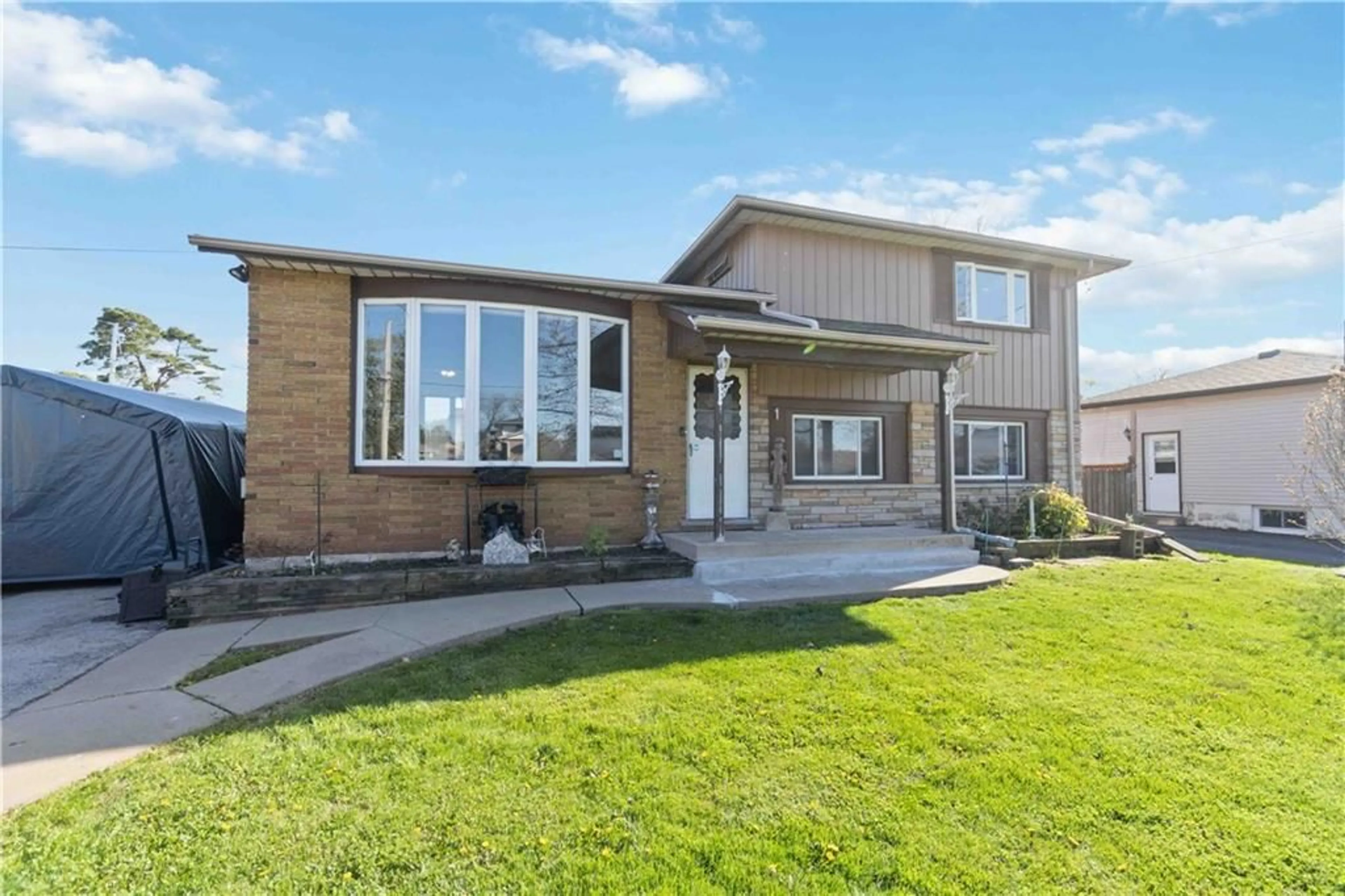 Frontside or backside of a home for 1 Eldrid Crt, Grimsby Ontario L3M 1Z1