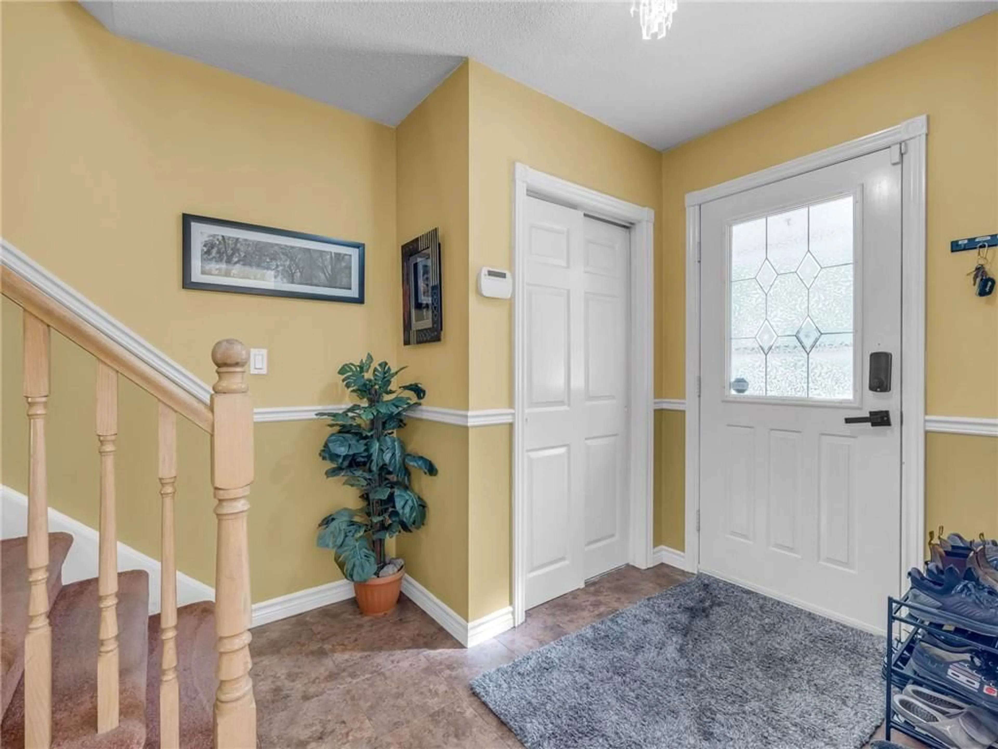 Indoor entryway for 147 FIRST Rd, Stoney Creek Ontario L8J 2R3
