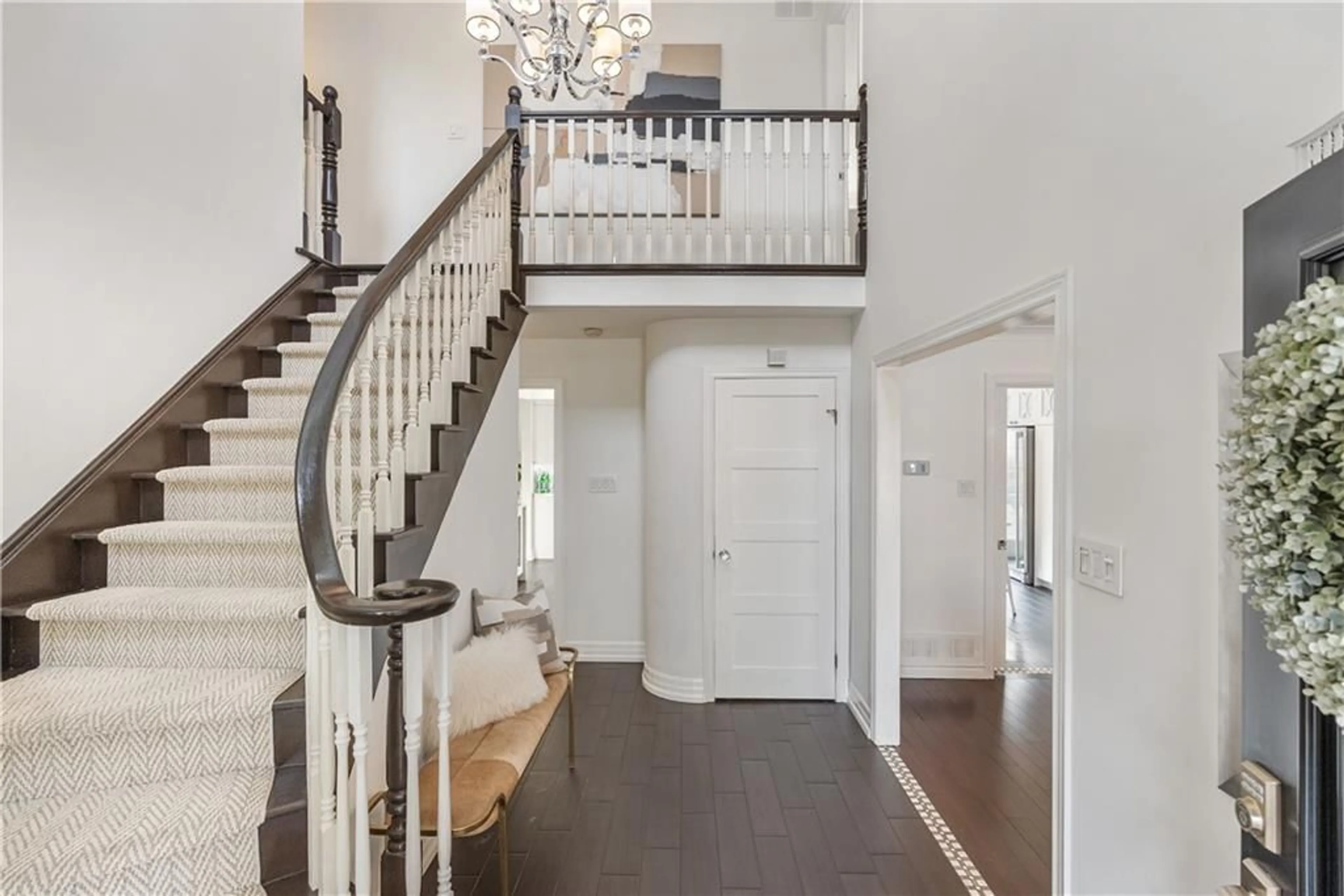 Indoor entryway for 5391 LINBROOK Rd, Burlington Ontario L7L 3V1