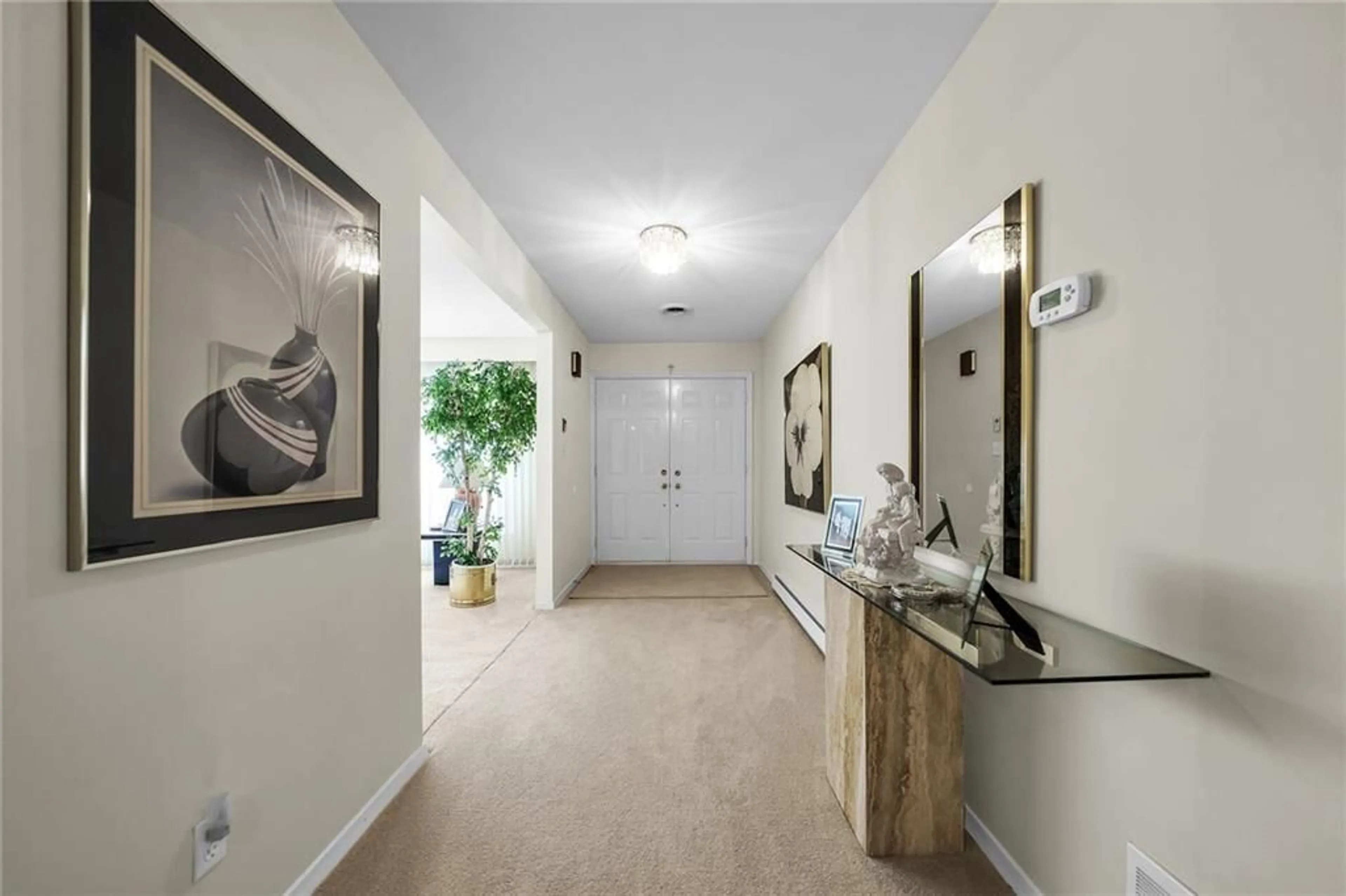 Indoor entryway for 3537 Golden Orchard Dr, Mississauga Ontario L4Y 3H7