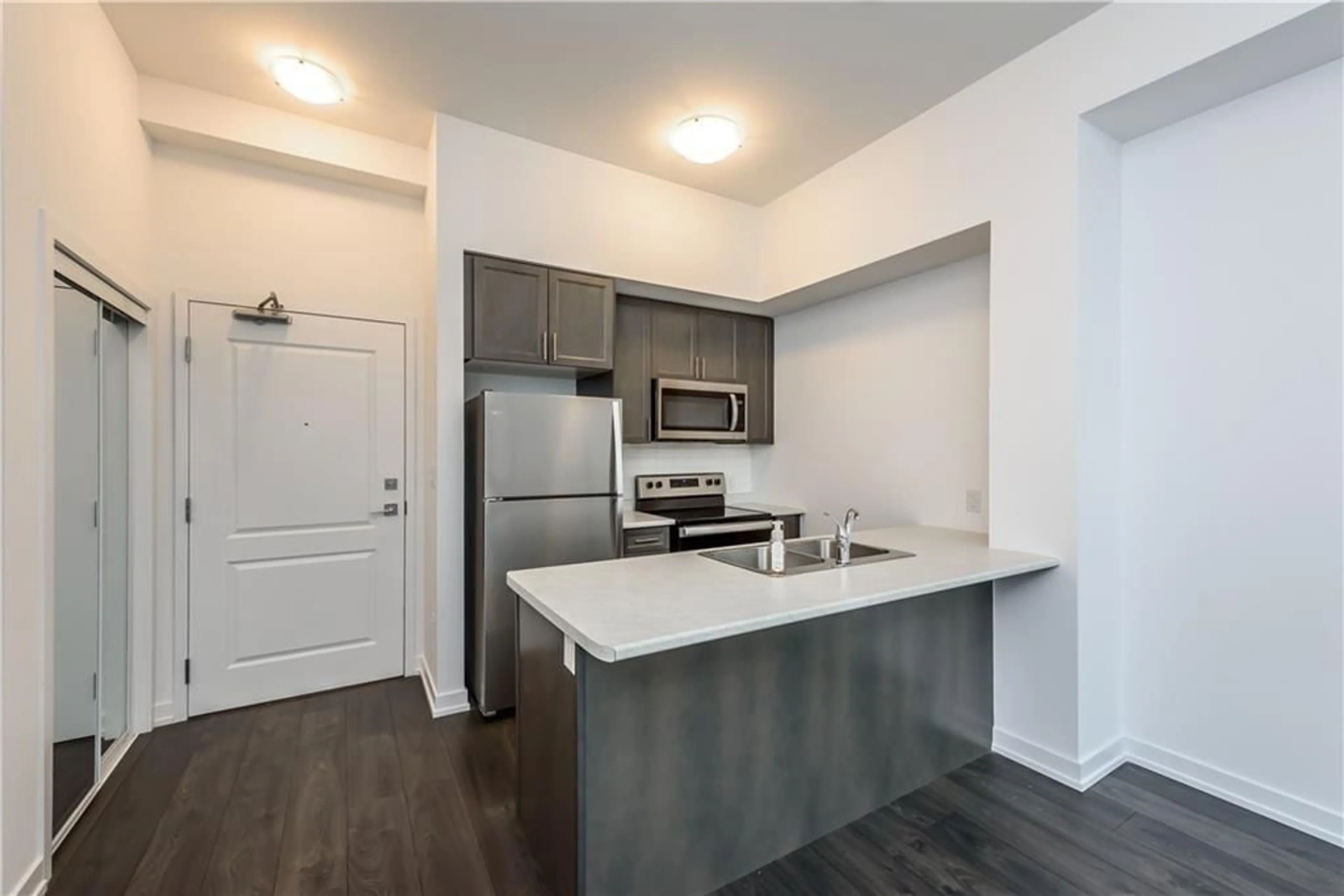 Standard kitchen for 450 DUNDAS St #114, Waterdown Ontario L0R 2H4