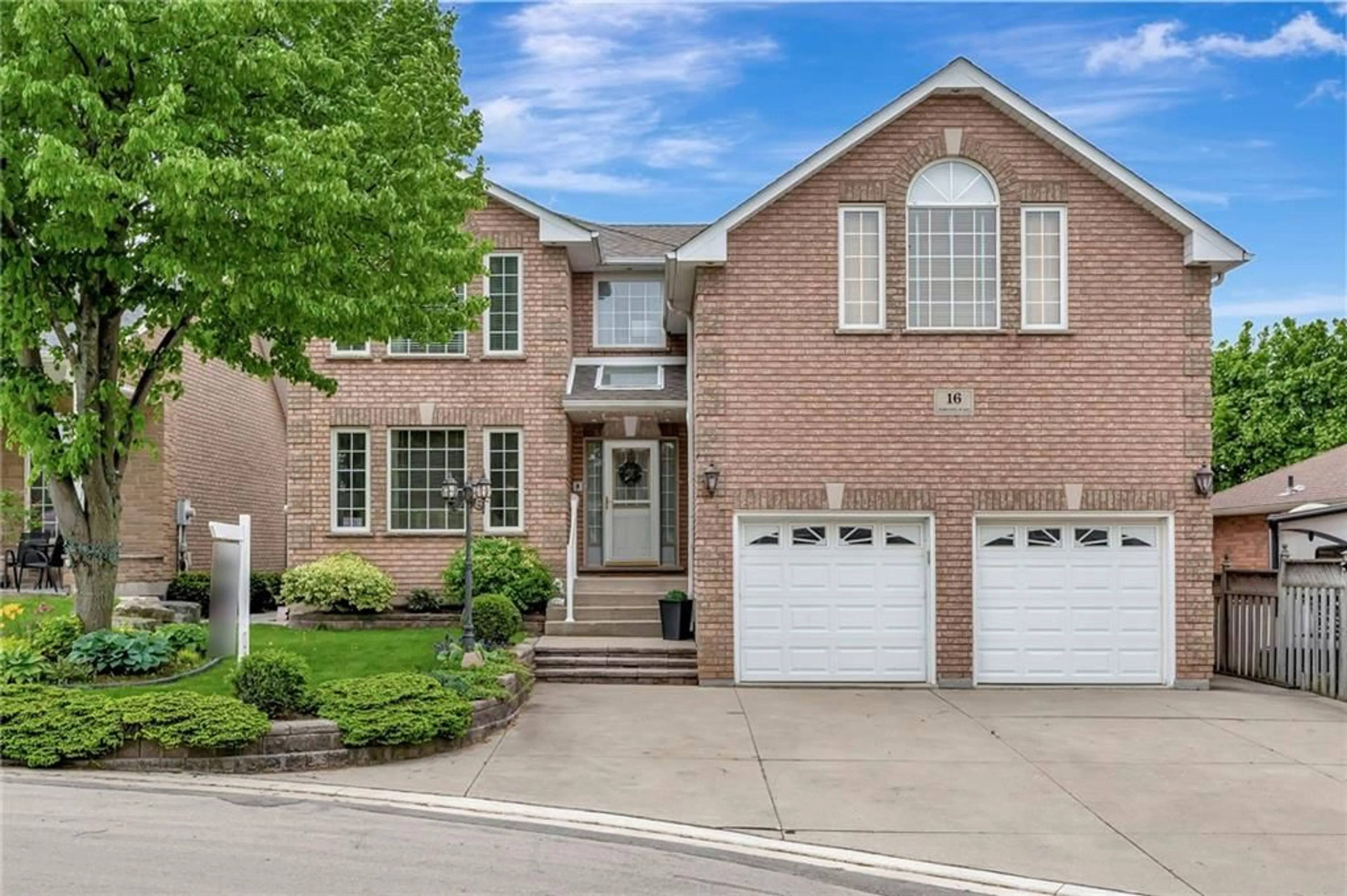 Home with brick exterior material for 16 Parkvista Pl, Stoney Creek Ontario L8J 3S5