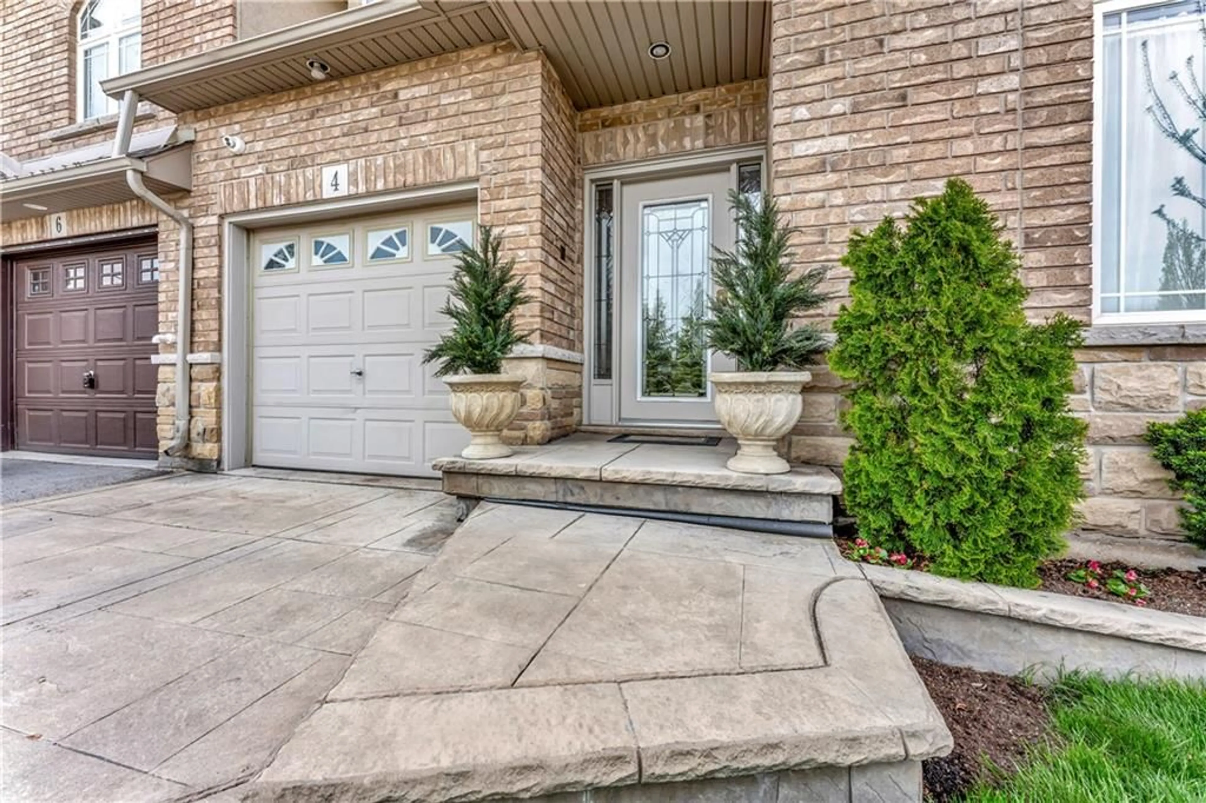 Indoor entryway for 4 Geranium Ave, Hamilton Ontario L0R 1P0