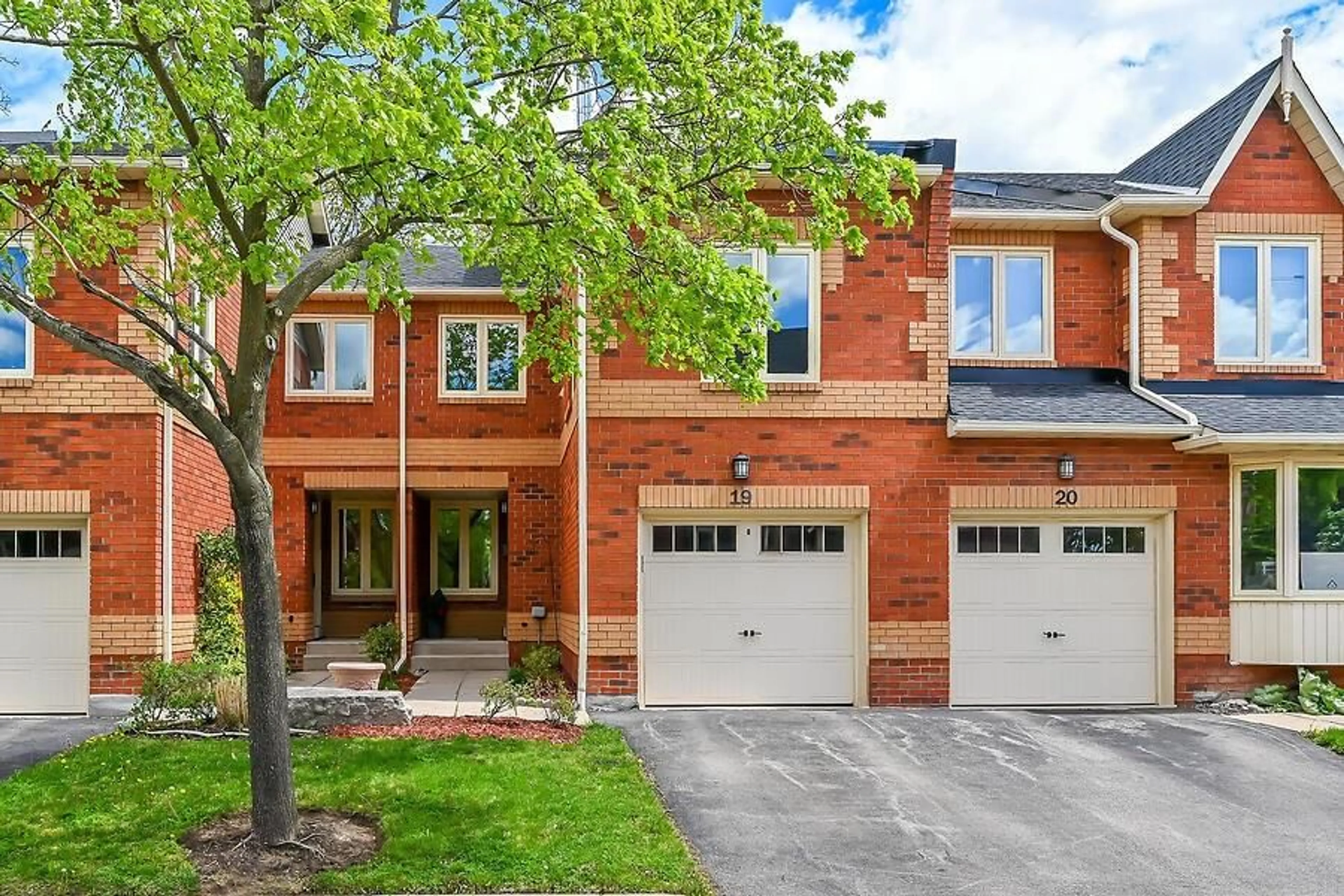 Home with brick exterior material for 2006 GLENADA Cres #19, Oakville Ontario L6H 5R9