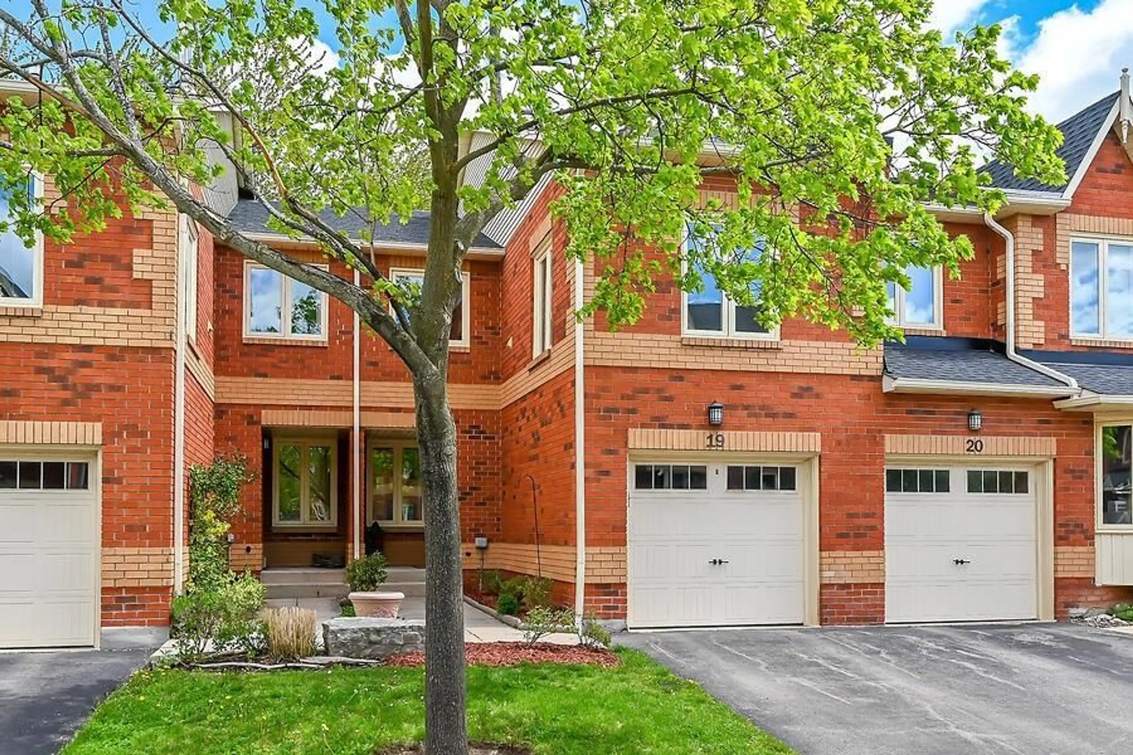 Home with brick exterior material for 2006 GLENADA Cres #19, Oakville Ontario L6H 5R9