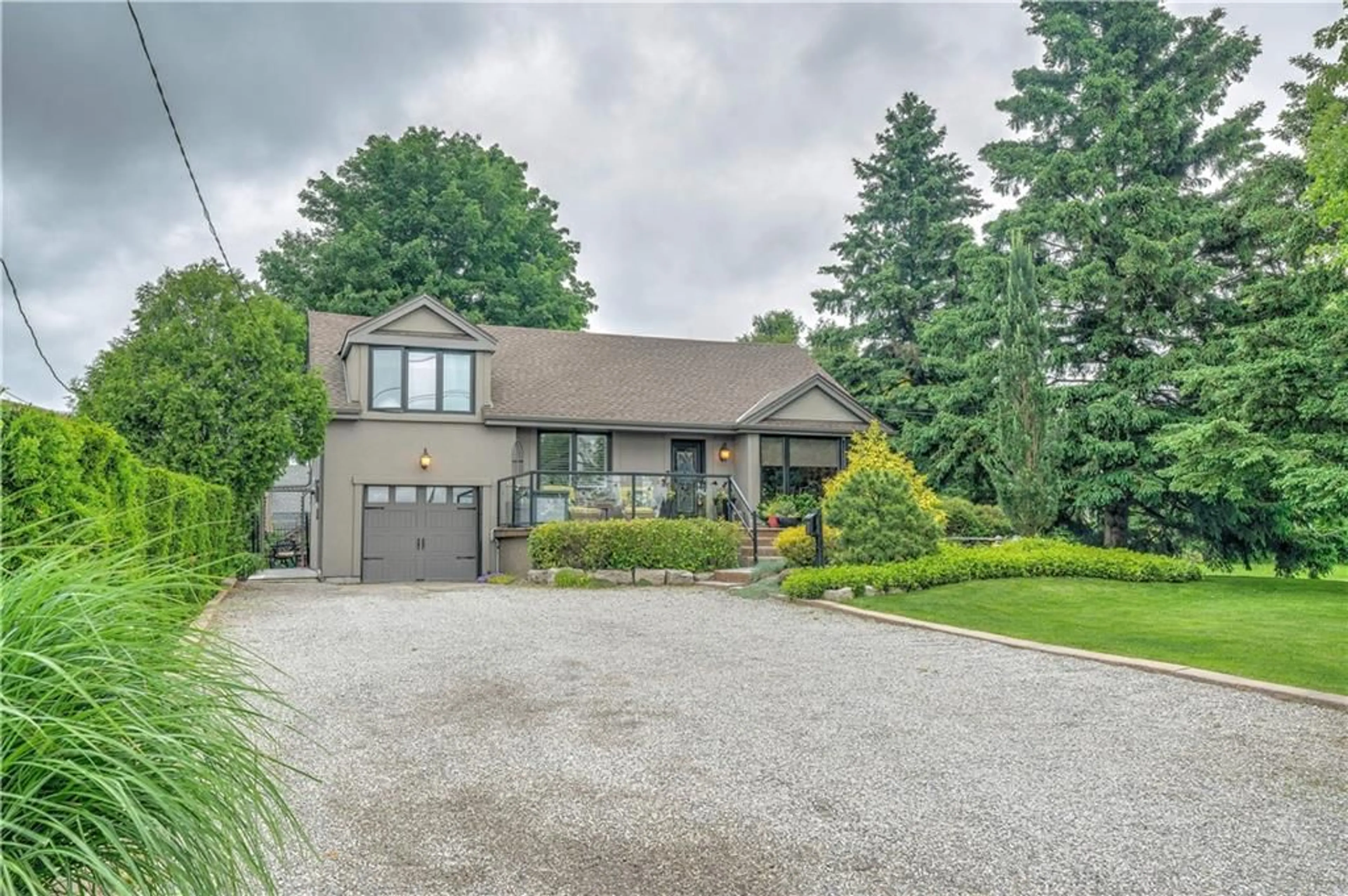 Outside view for 8494 Twenty Rd, Glanbrook Ontario L9B 1H6