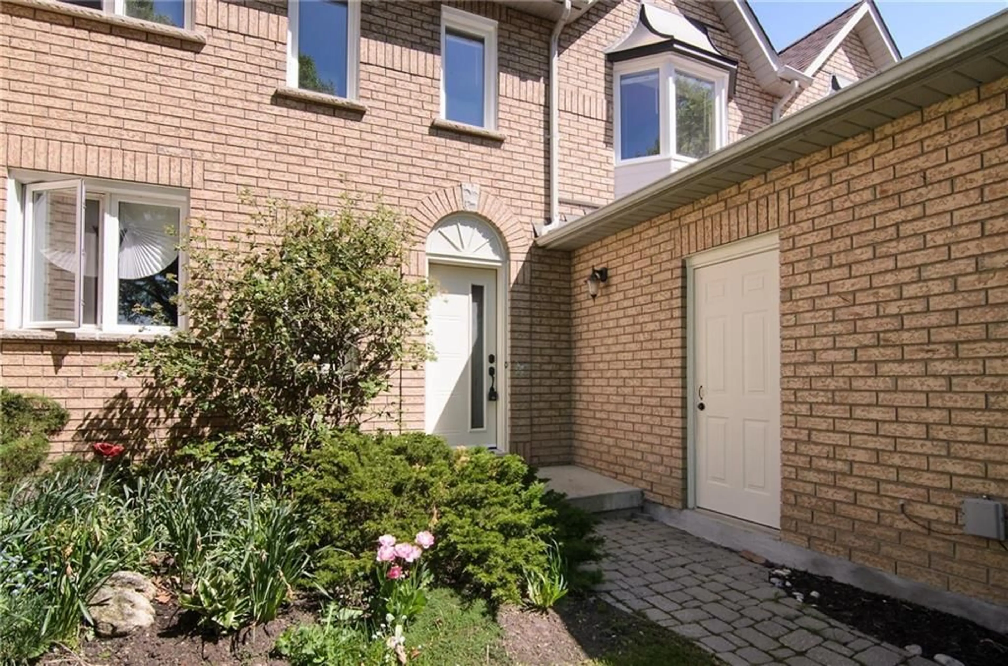 Home with brick exterior material for 11 PIRIE Dr #3, Dundas Ontario L9H 6Z6