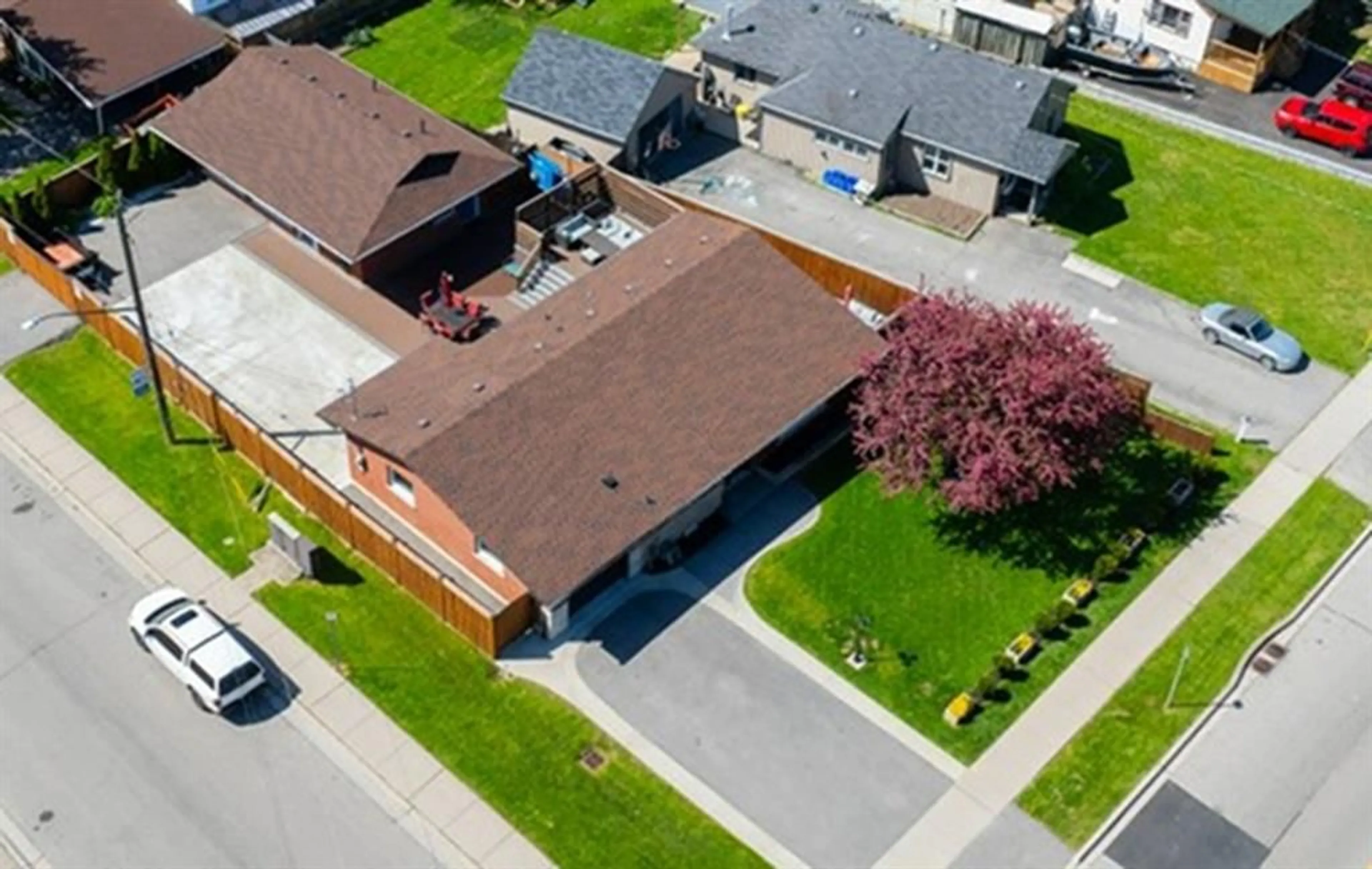 Frontside or backside of a home, the street view for 131 GREEN Rd, Hamilton Ontario L8G 3X2