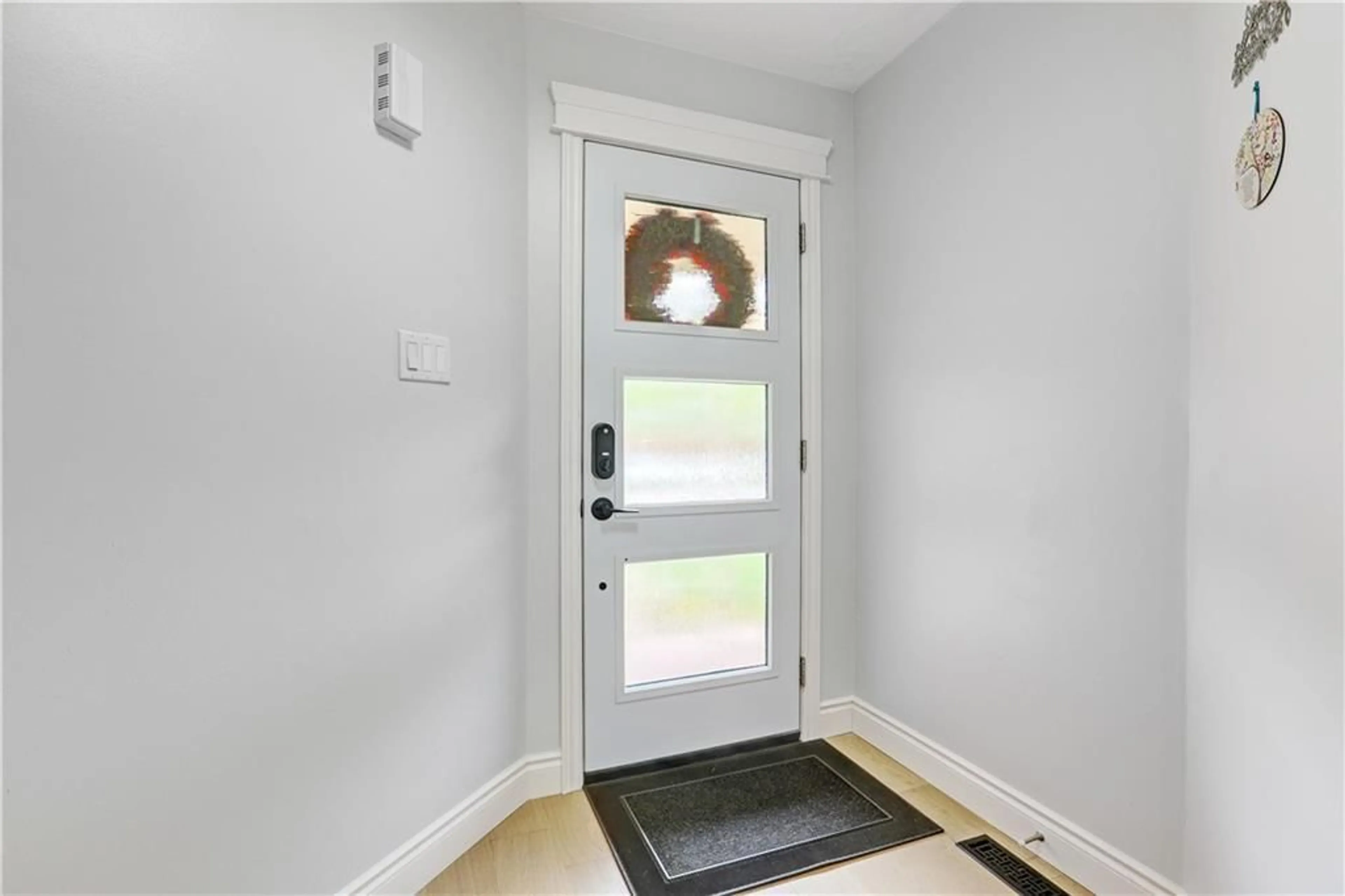 Indoor entryway for 285 Christopher Dr, Cambridge Ontario N1P 1A1