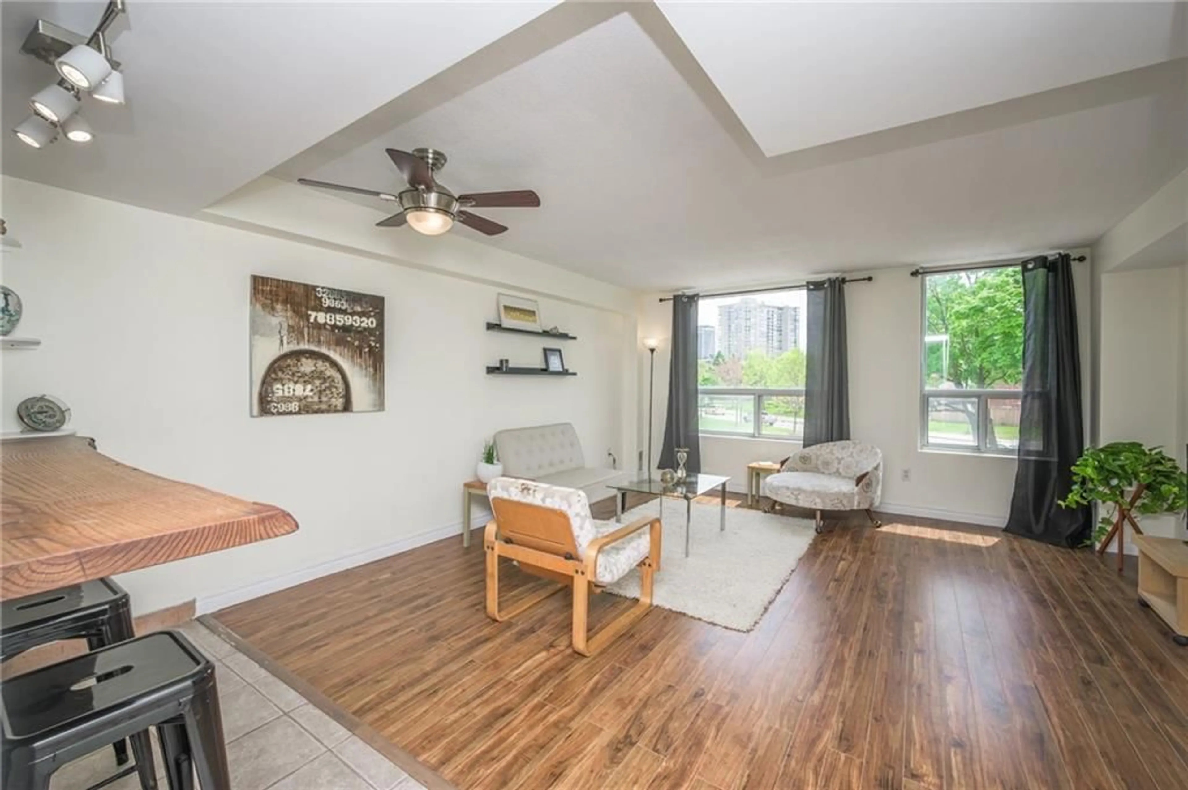 Living room for 400 YORK Blvd #201, Hamilton Ontario L8R 3M5