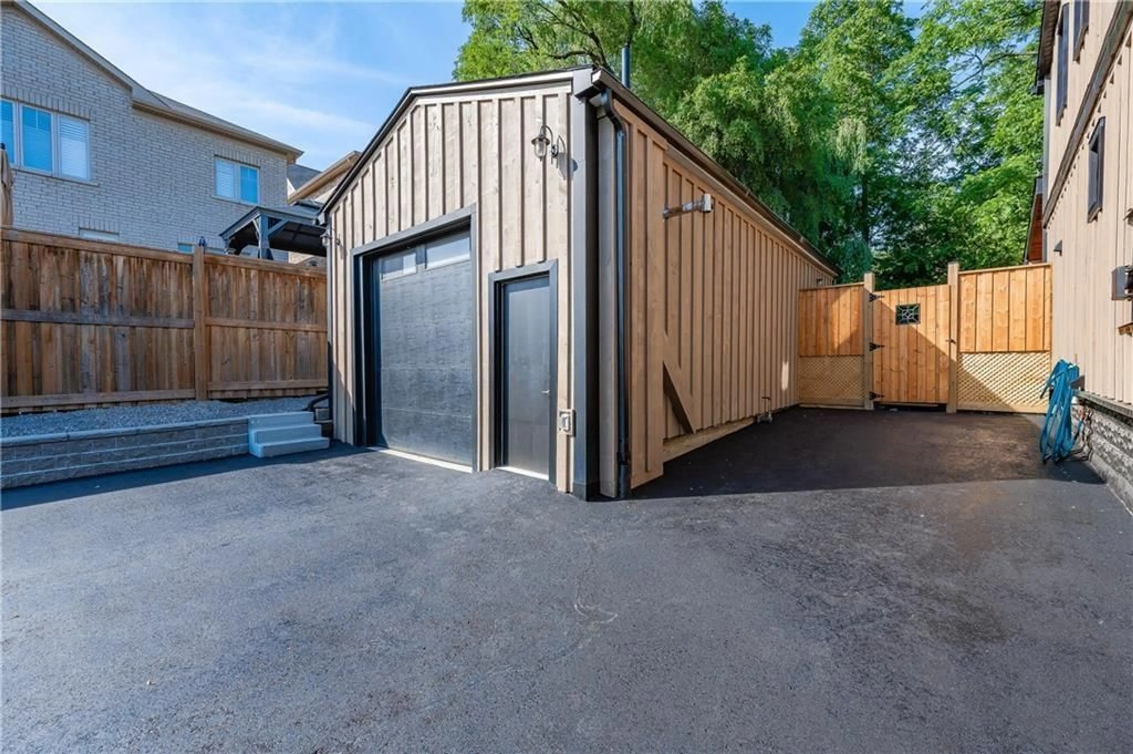 Shed for 1425 PLAINS Rd, Burlington Ontario L7T 1H8