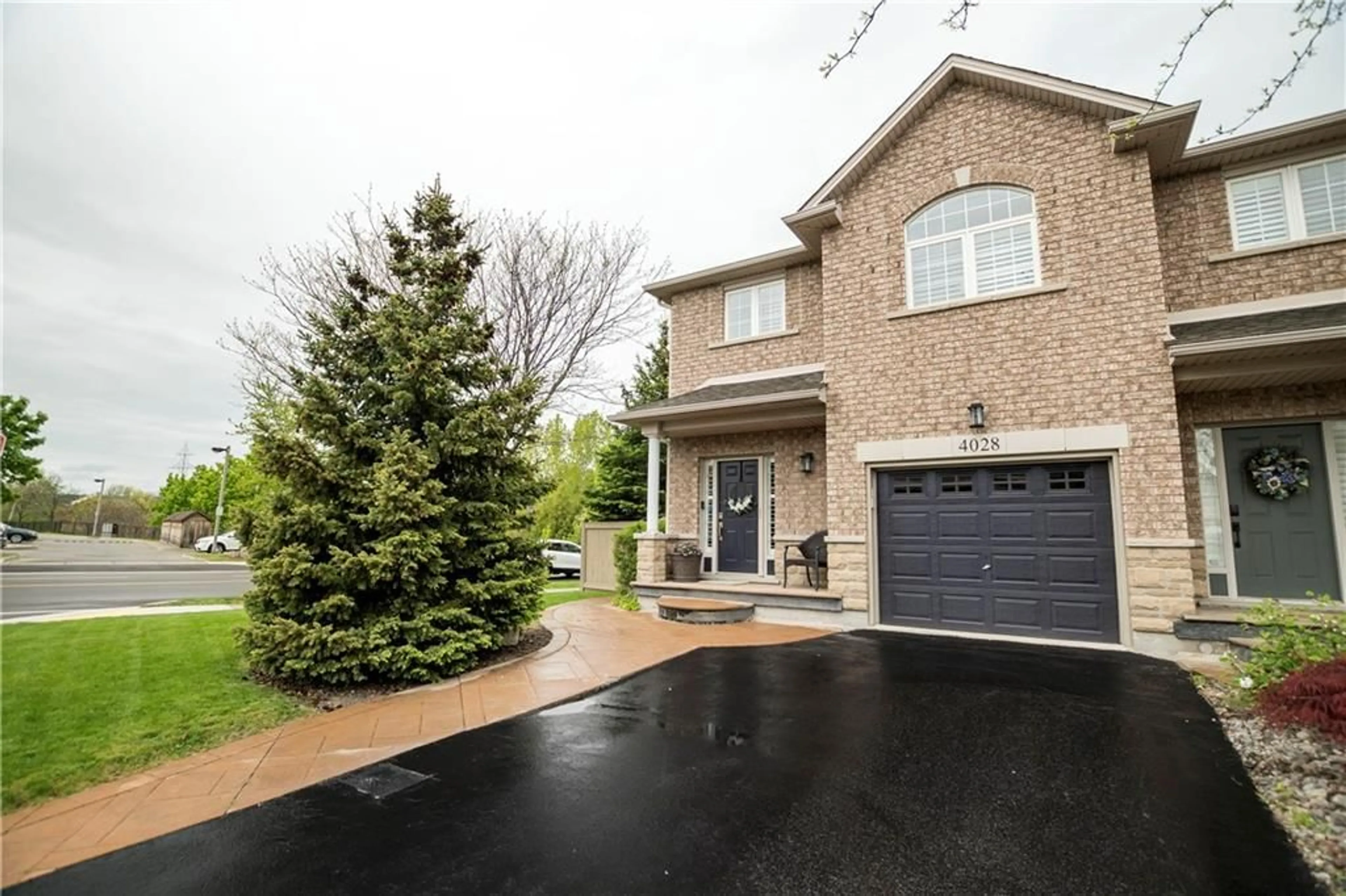 A pic from exterior of the house or condo for 4028 Alexan Cres, Burlington Ontario L7M 5A8