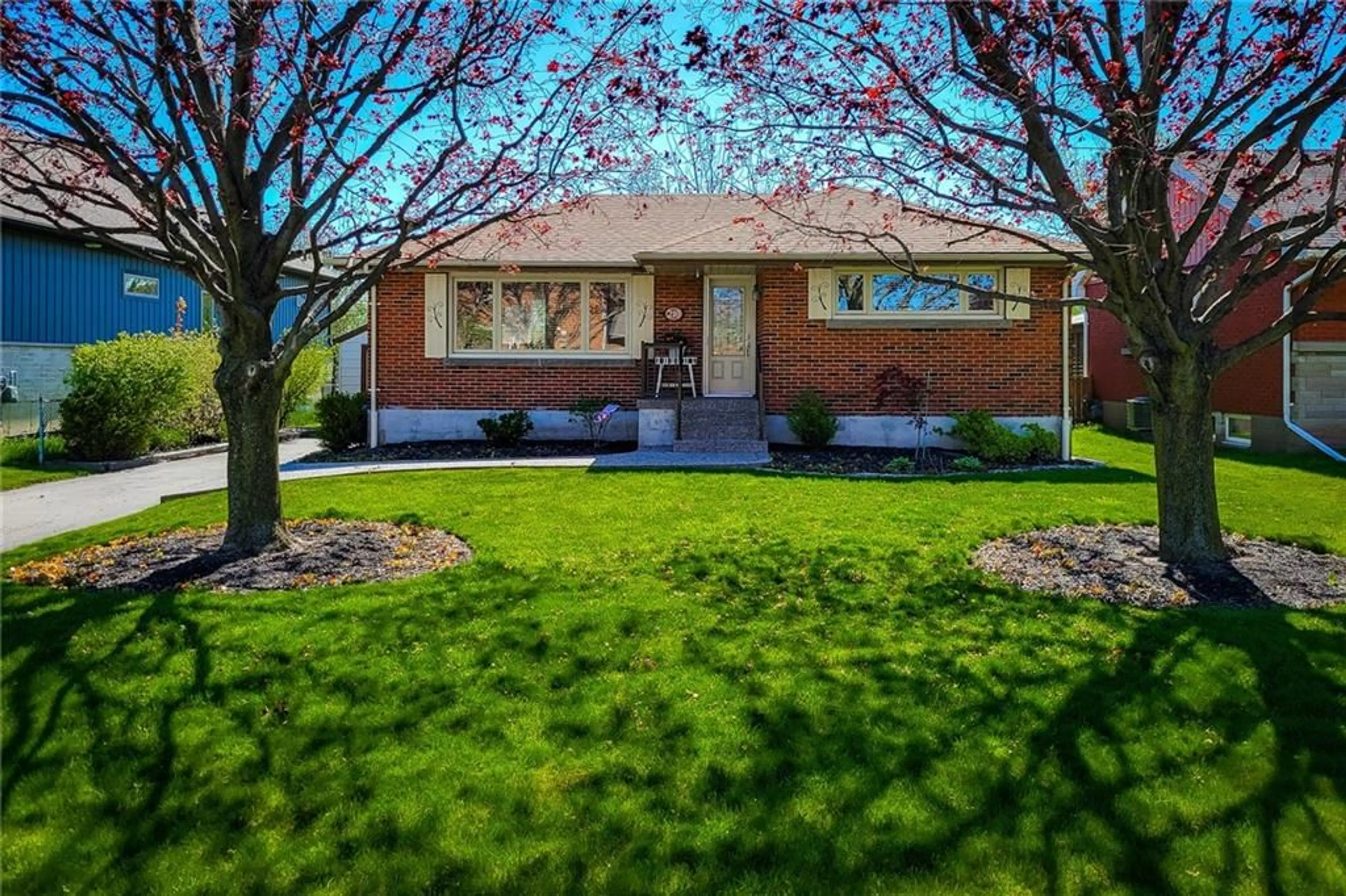 Home with brick exterior material for 210 Winona Rd, Stoney Creek Ontario L8E 5K4
