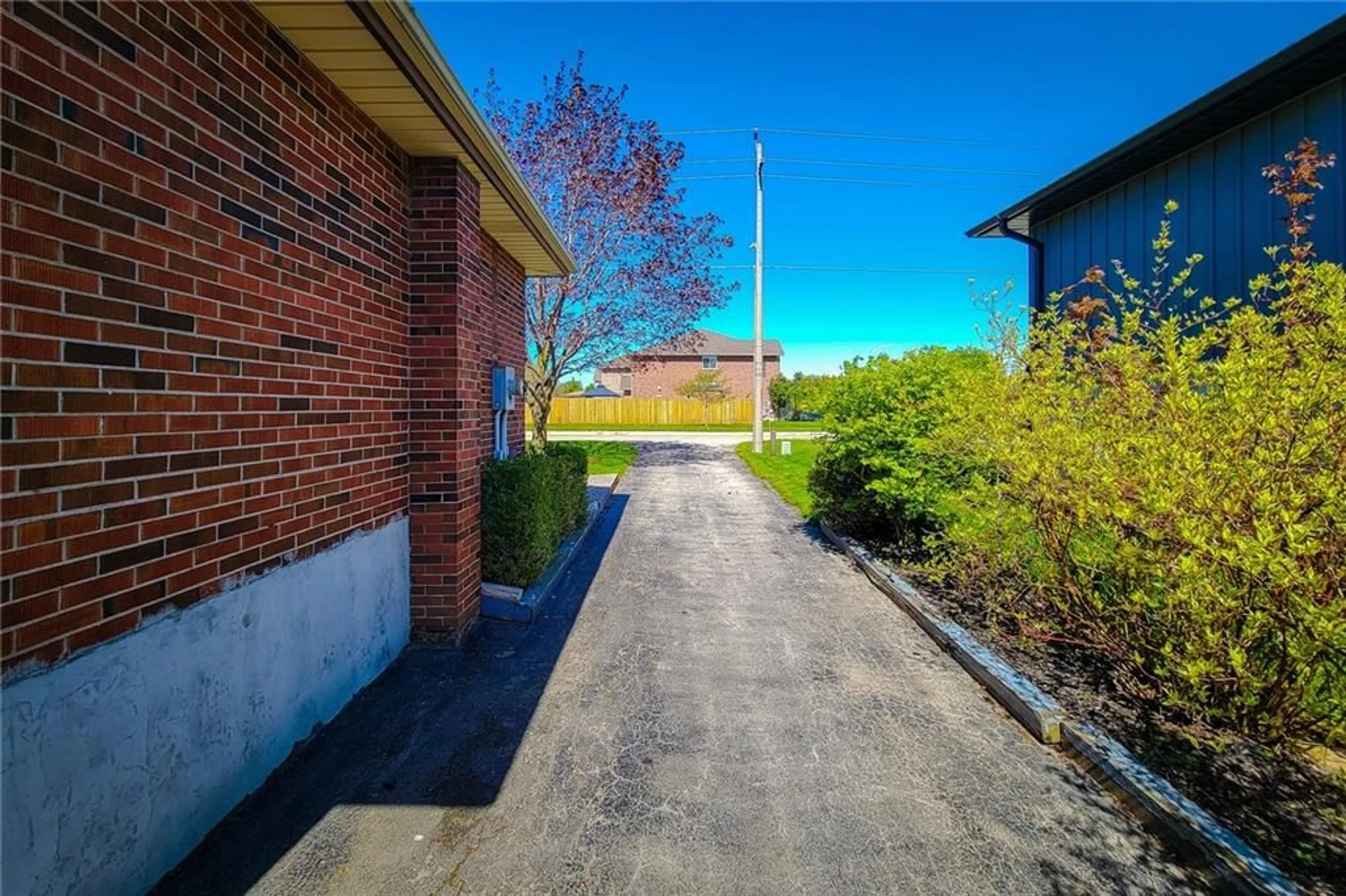 A pic from exterior of the house or condo for 210 Winona Rd, Stoney Creek Ontario L8E 5K4