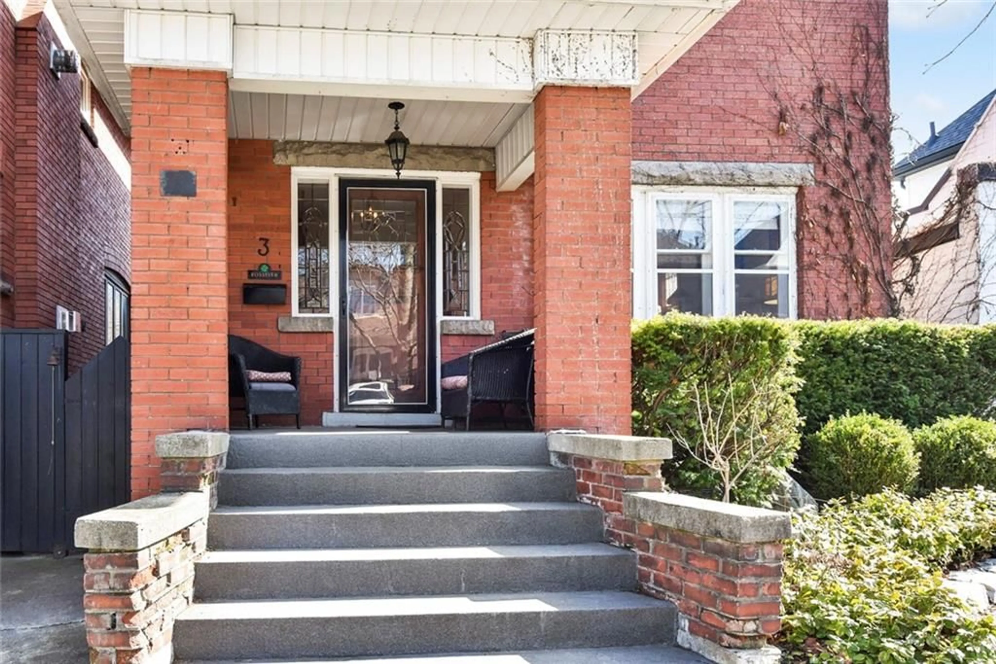 Indoor foyer for 3 MOUNTAIN Ave, Hamilton Ontario L8P 4E8