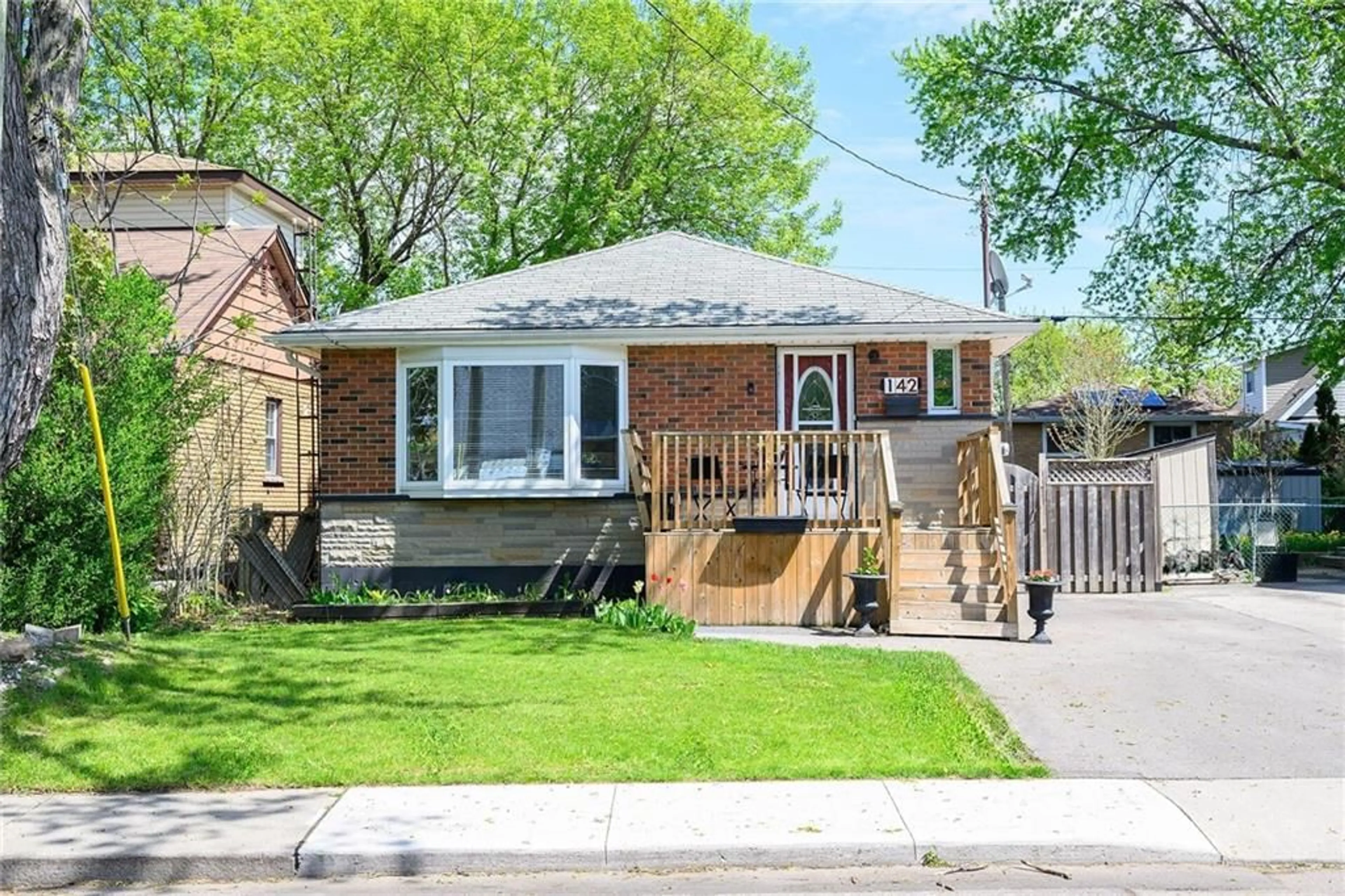 Frontside or backside of a home for 142 NORMANHURST Ave, Hamilton Ontario L8H 5M8