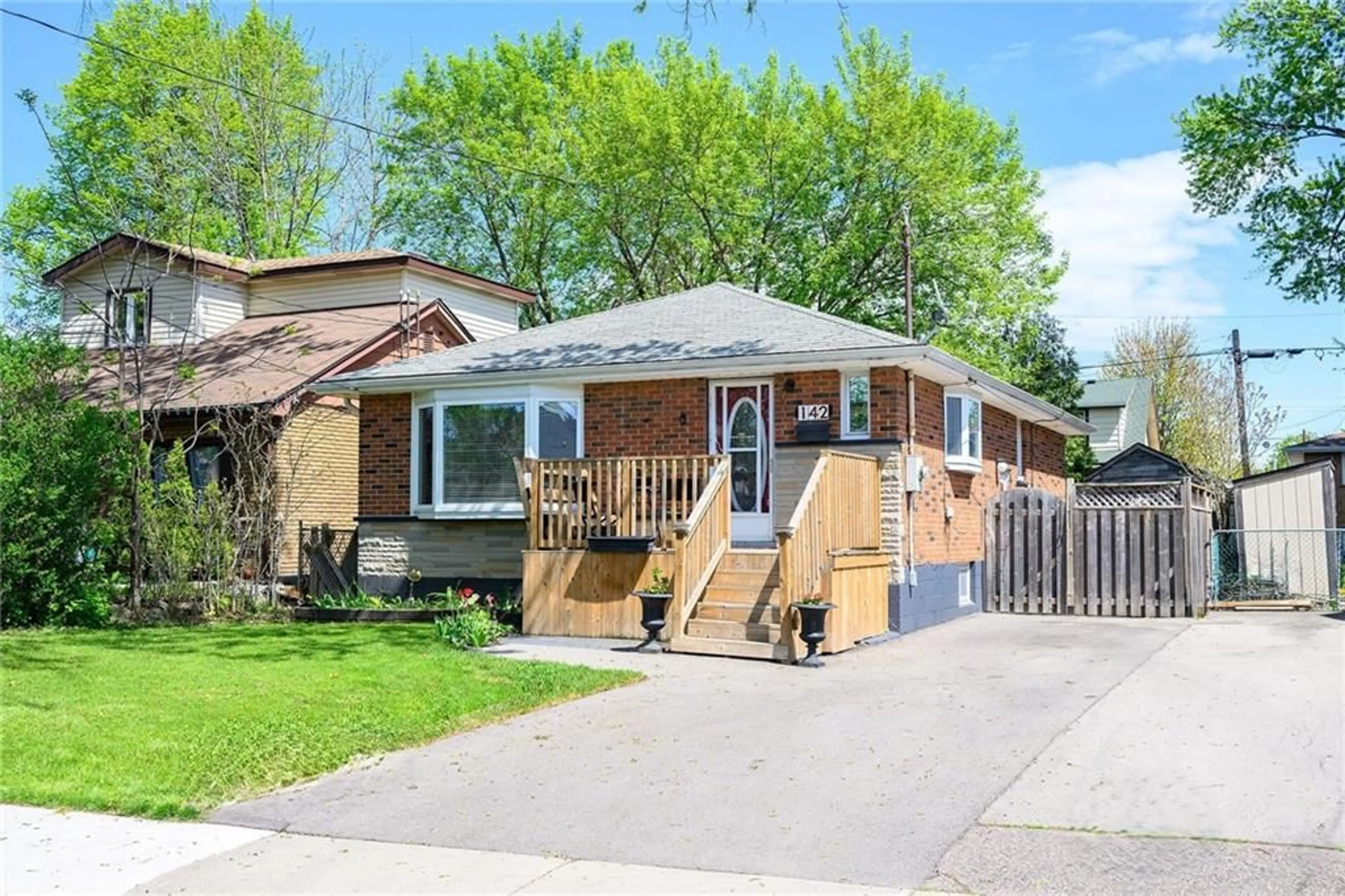 Frontside or backside of a home for 142 NORMANHURST Ave, Hamilton Ontario L8H 5M8