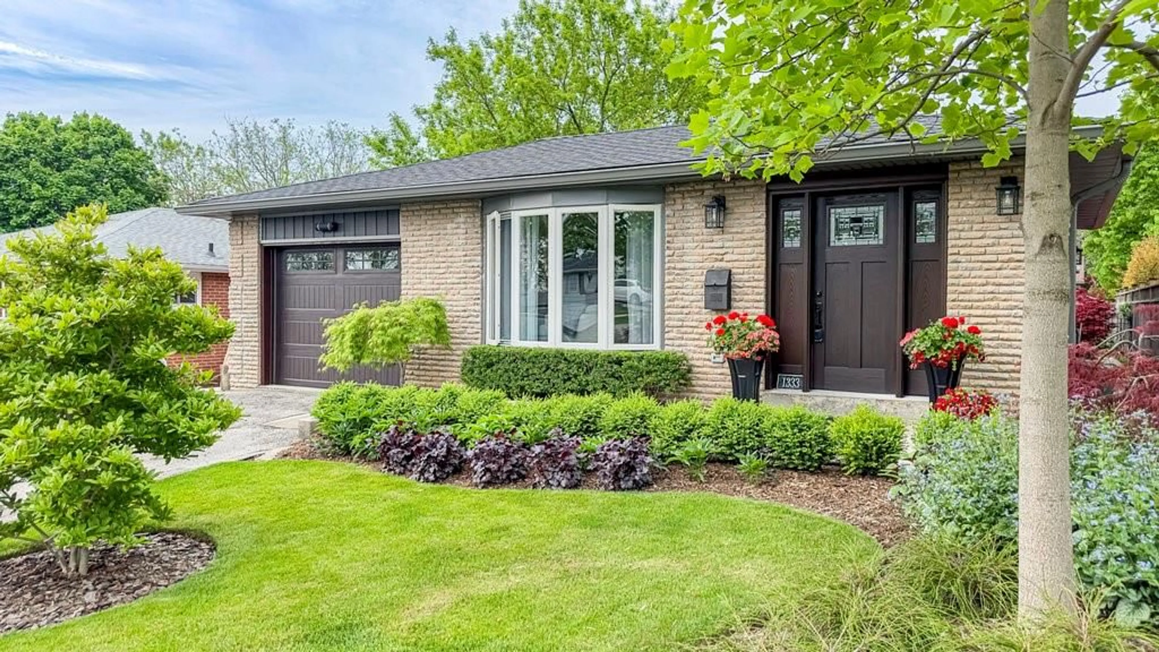 Home with brick exterior material for 1333 Janina Blvd, Burlington Ontario L7P 1K5