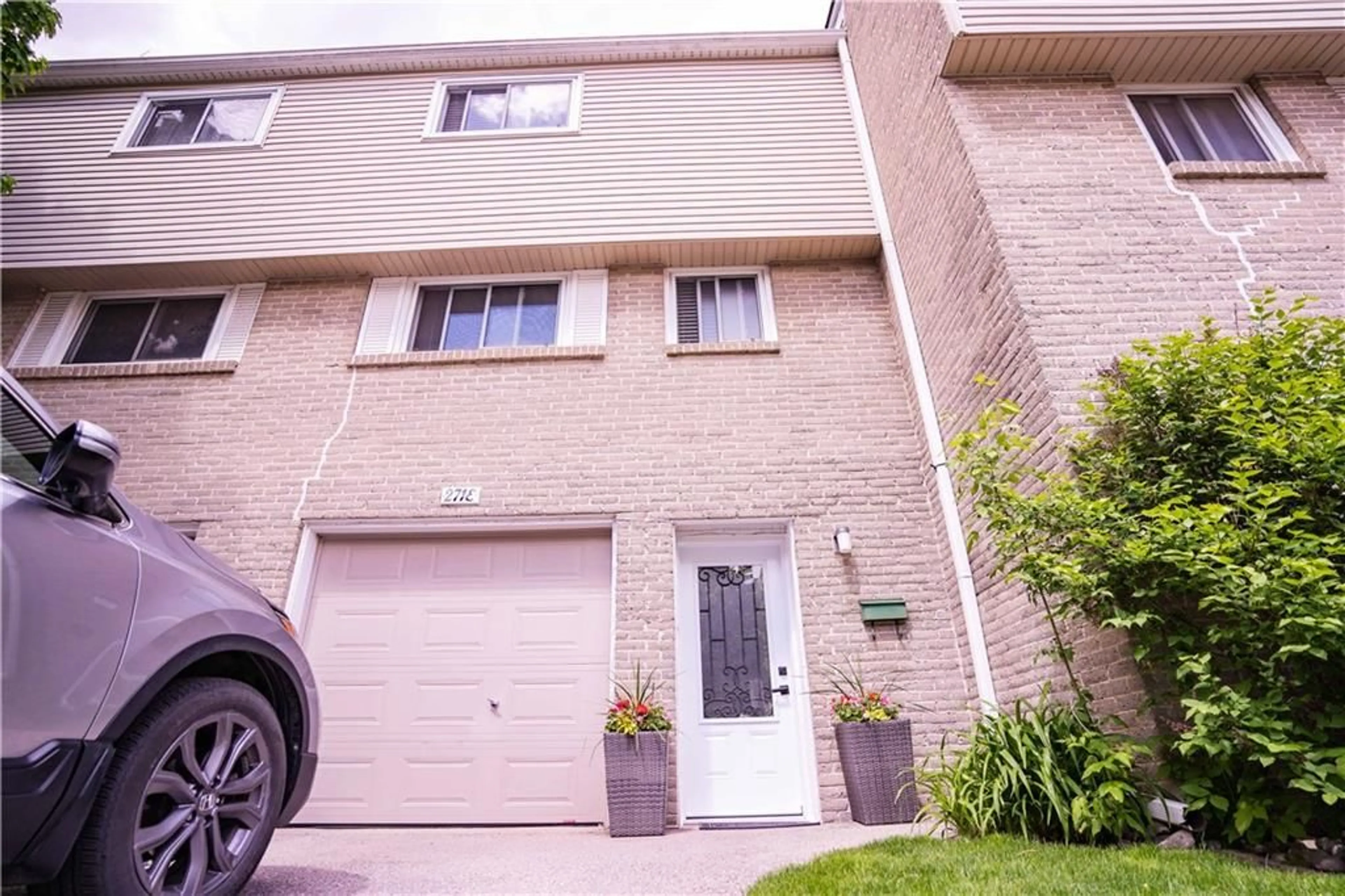 A pic from exterior of the house or condo for 271 Stanley St #E, Brantford Ontario N3S 7K2