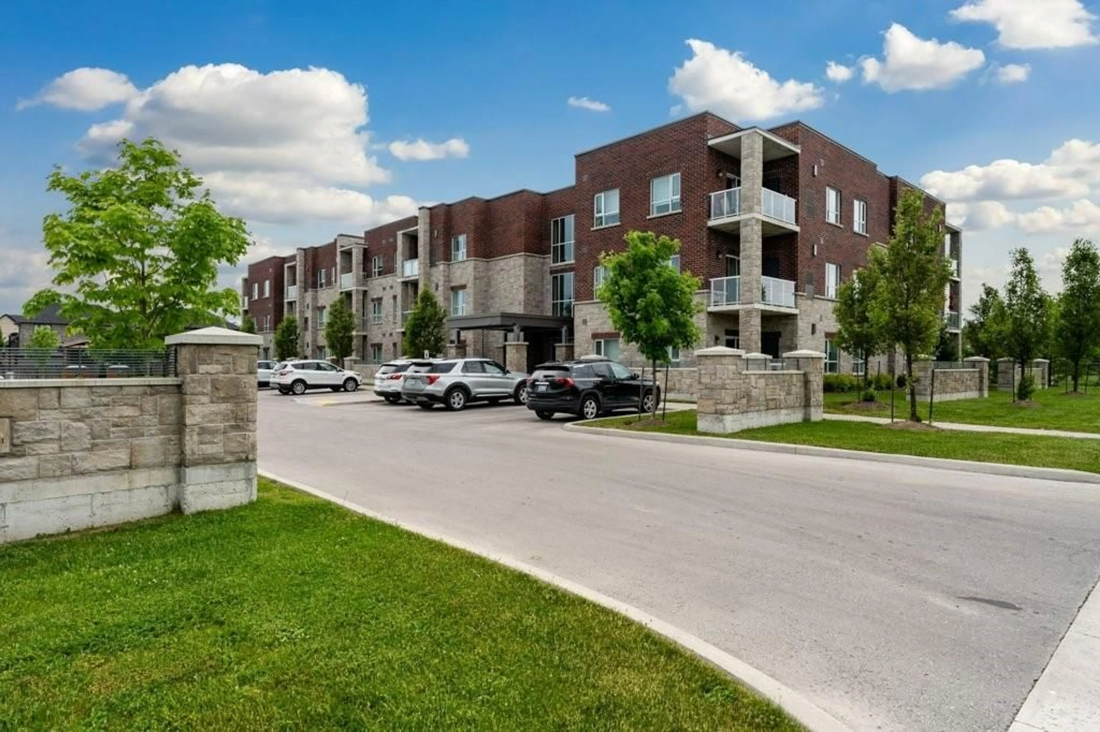 A pic from exterior of the house or condo for 529 South Pelham Rd #204, Welland Ontario L3C 0H7