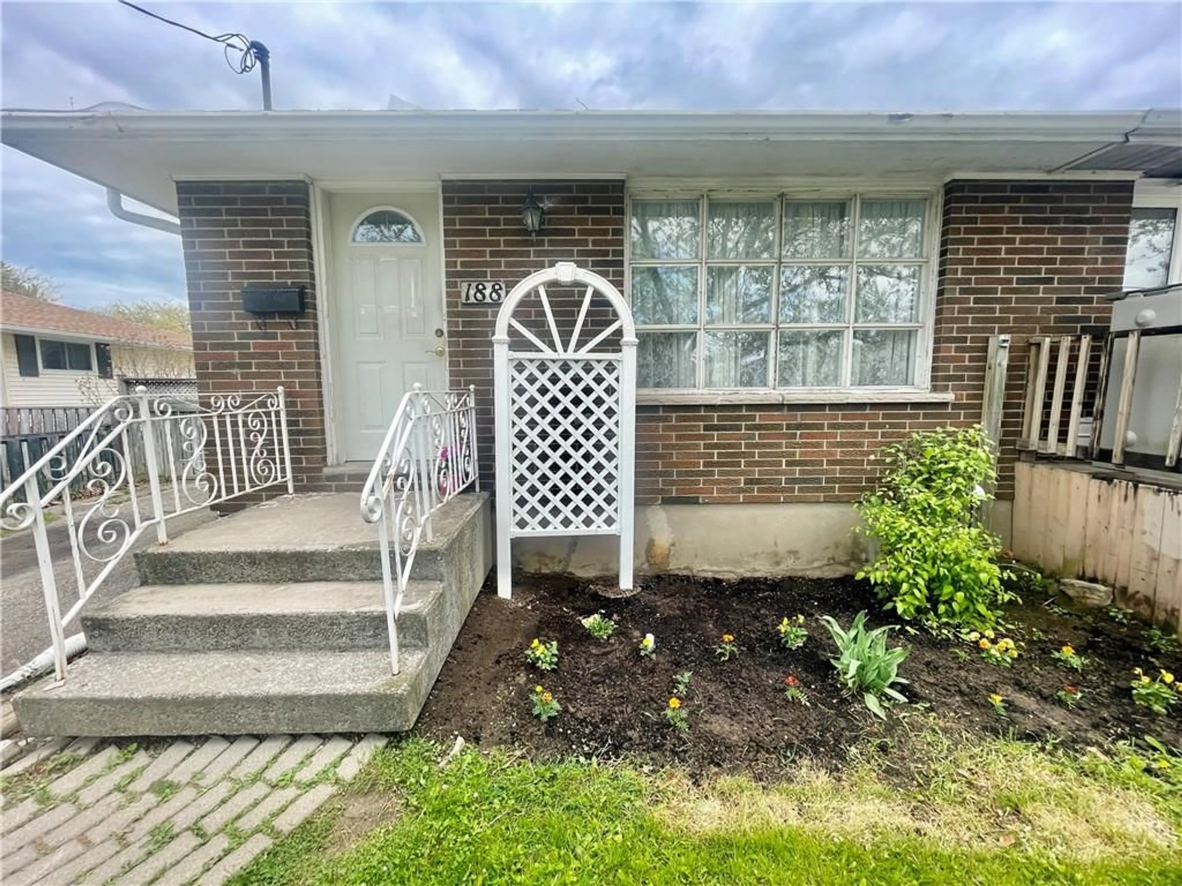 Outside view for 188 DORCHESTER Blvd, St. Catharines Ontario L2M 6C1