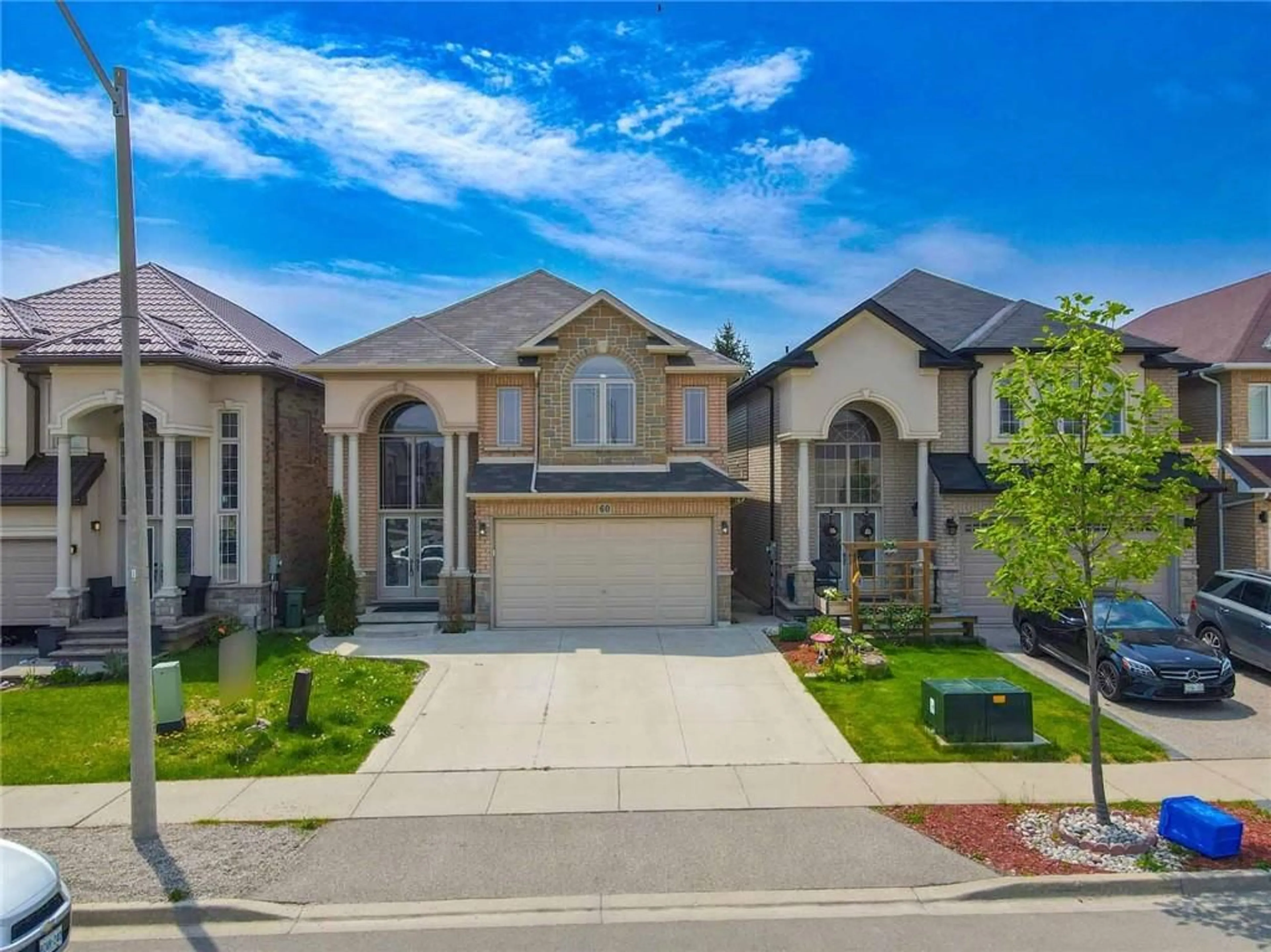 Frontside or backside of a home for 60 Chartwell Cir, Hamilton Ontario L9A 0B7