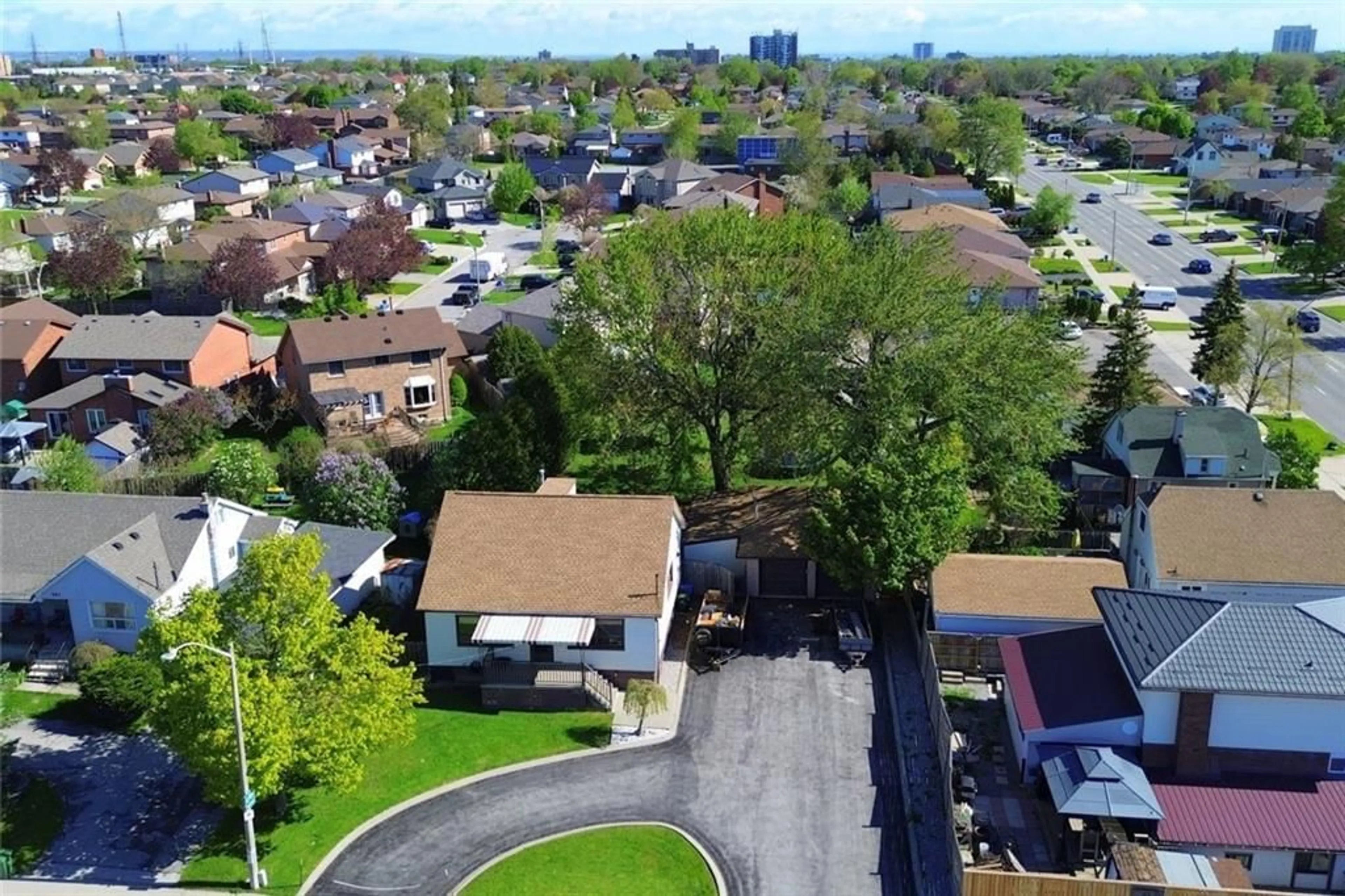 A pic from exterior of the house or condo, the street view for 647 LIMERIDGE Rd, Hamilton Ontario L8W 1A2