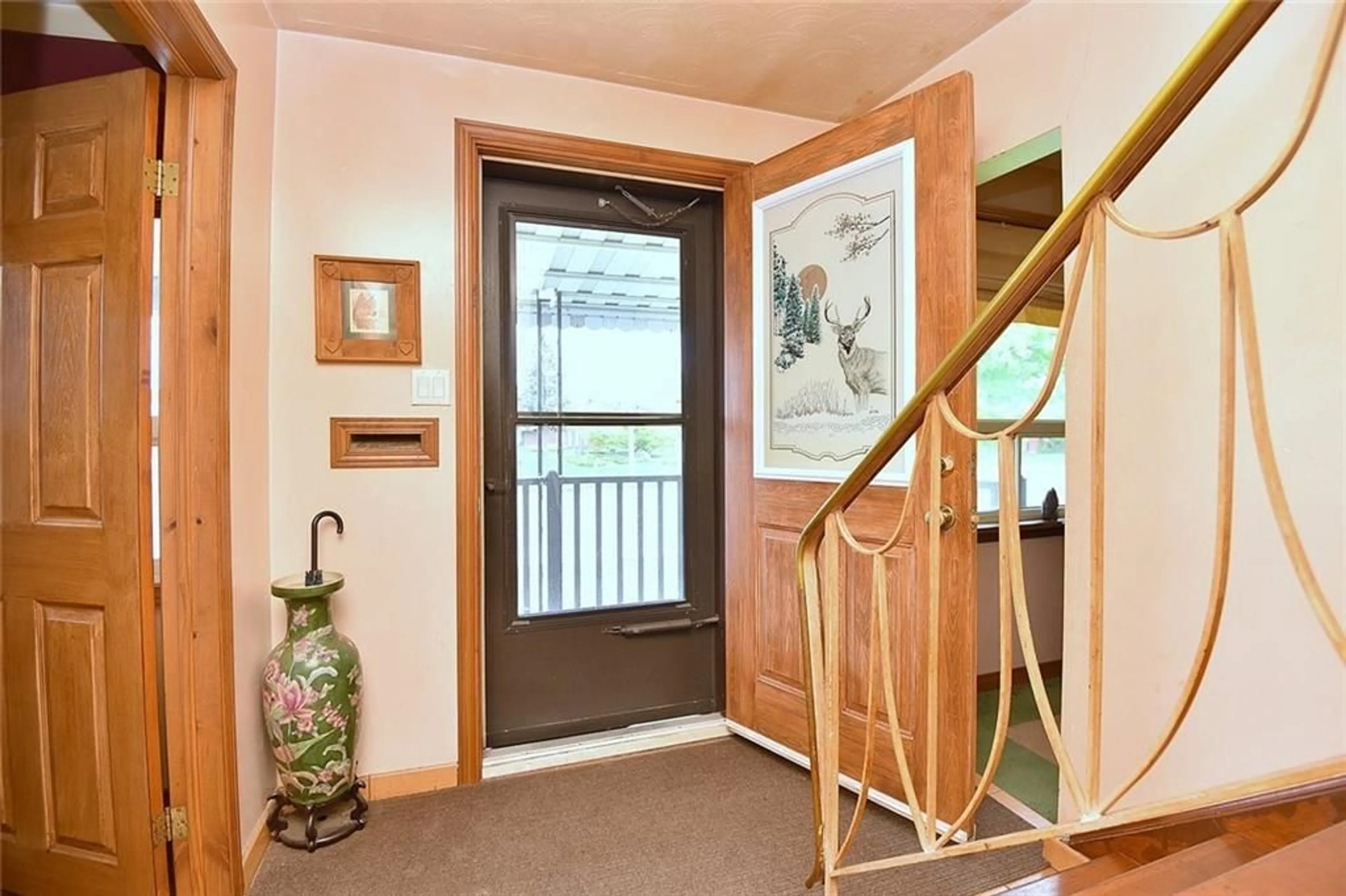 Indoor foyer, wood floors for 647 LIMERIDGE Rd, Hamilton Ontario L8W 1A2