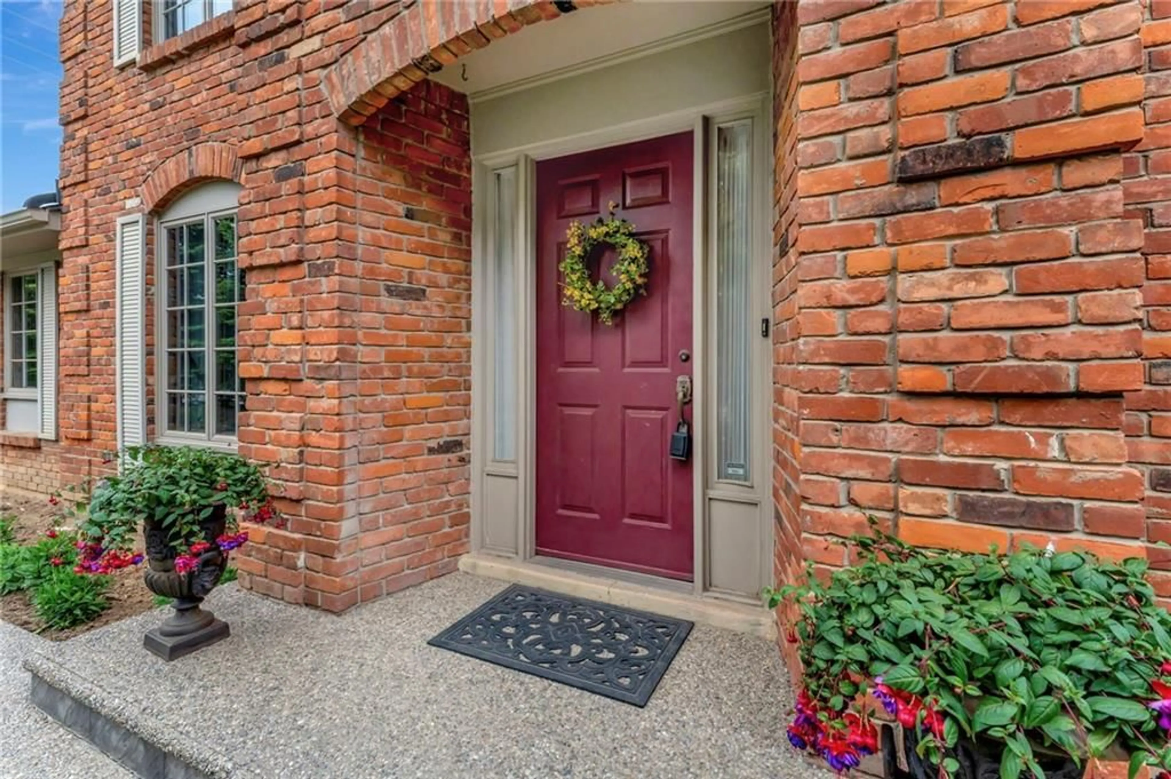 Indoor entryway for 567 Golf Links Rd, Hamilton Ontario L9G 3T9