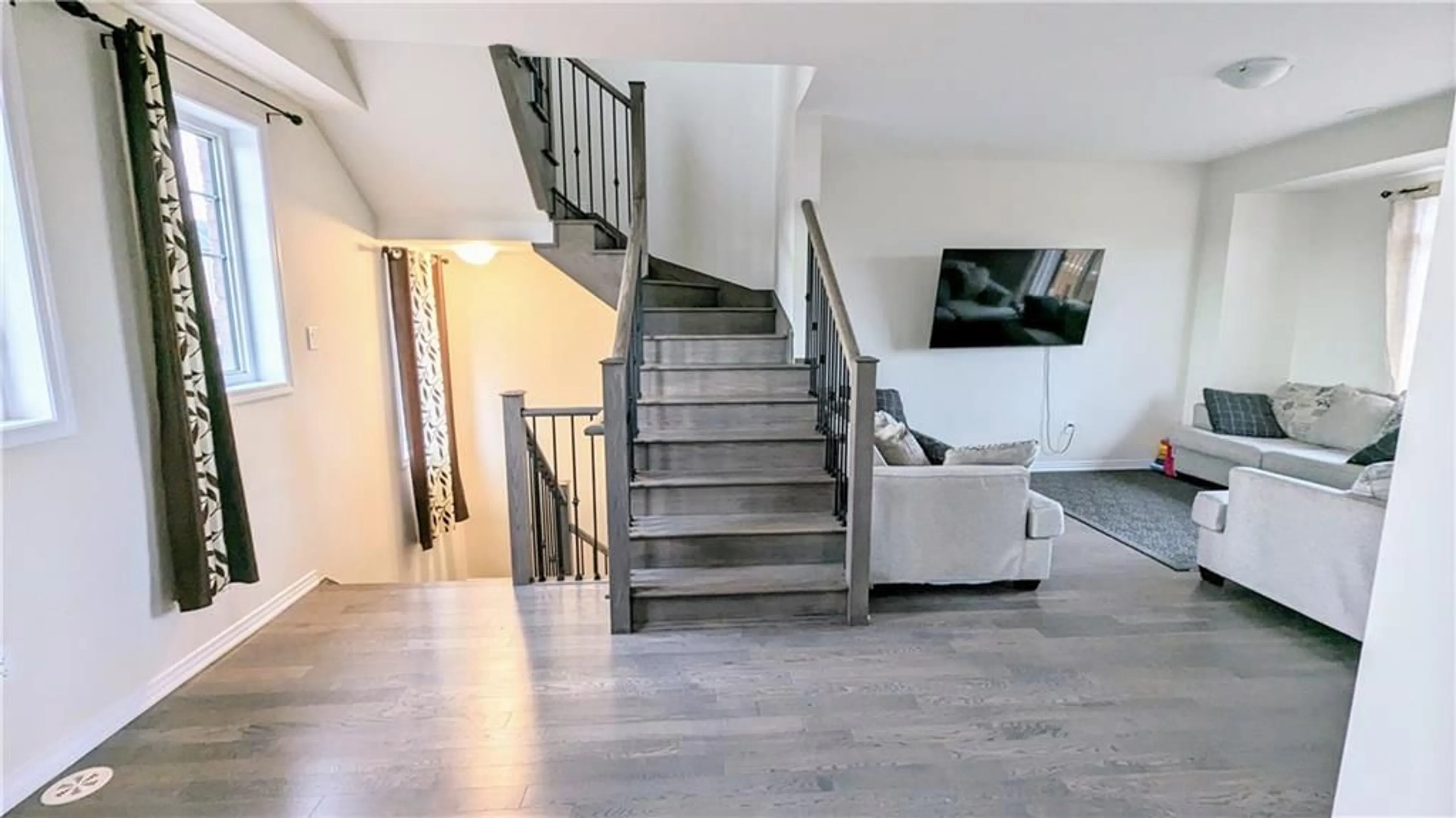 Stairs for 43 Utter Pl, Stoney Creek Ontario L8J 0H7