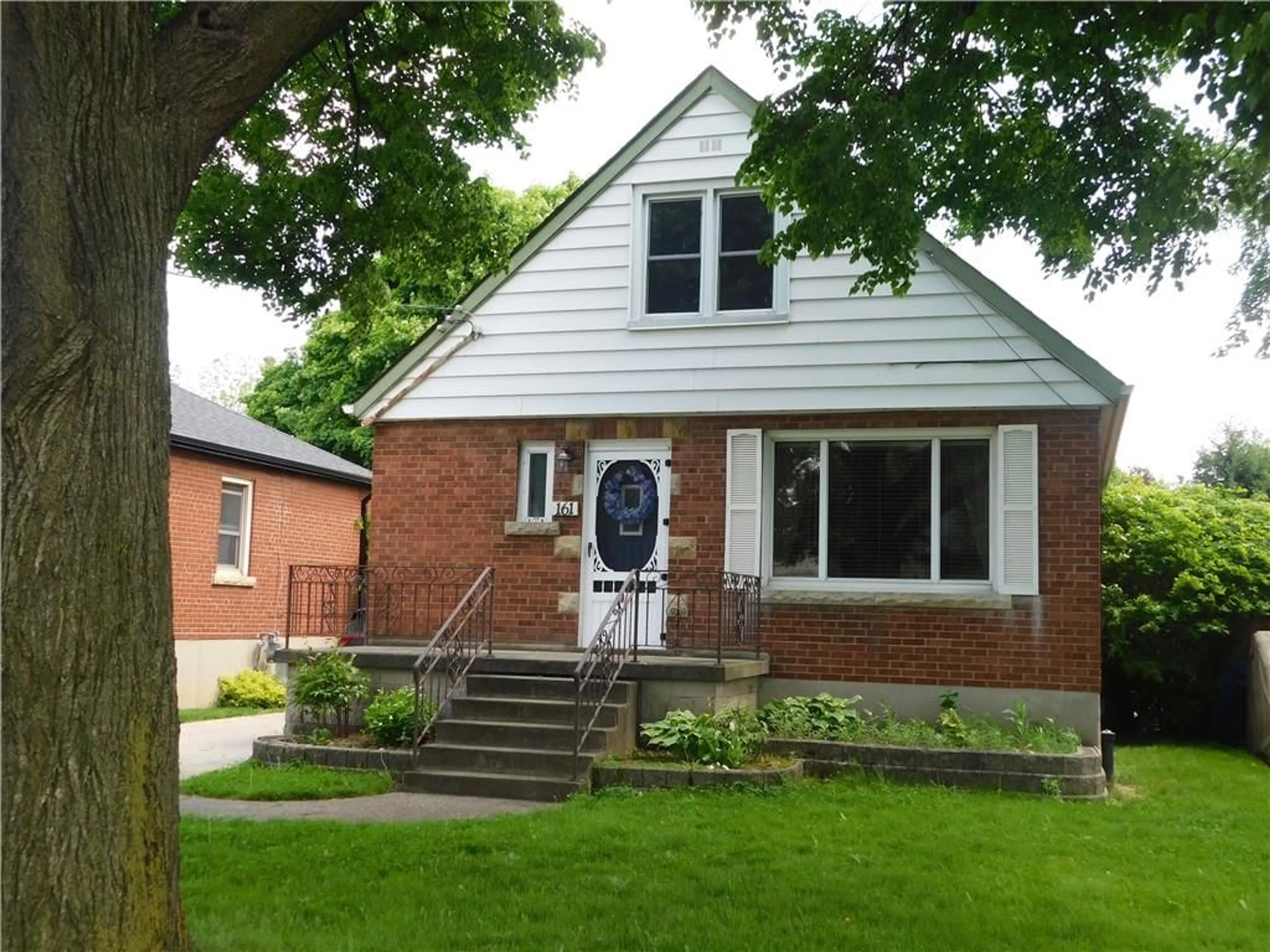 Frontside or backside of a home for 161 EAST 34TH St, Hamilton Ontario L8V 3W7