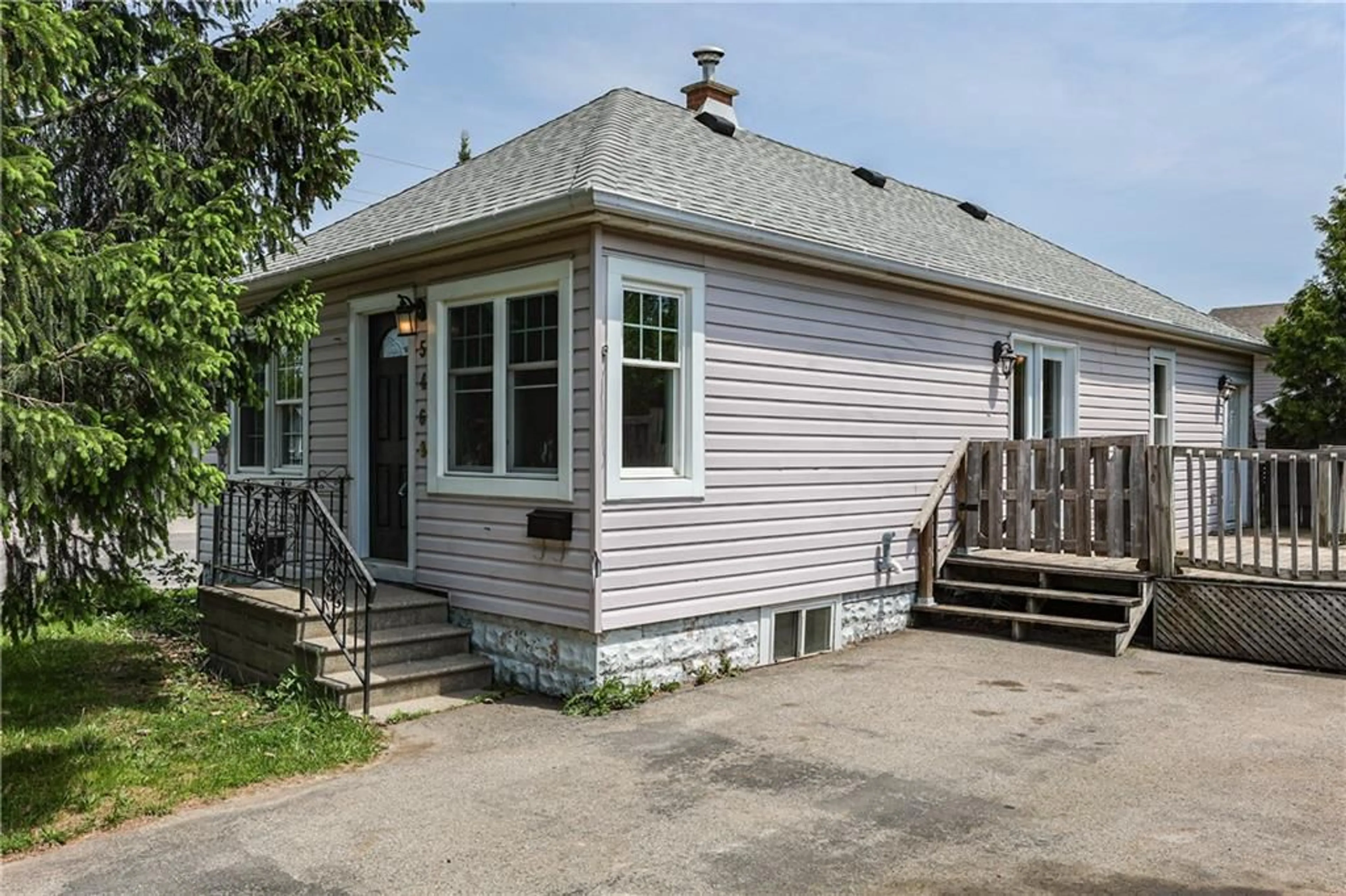 Cottage for 5468 GLENHOLME Ave, Niagara Falls Ontario L2G 4X9