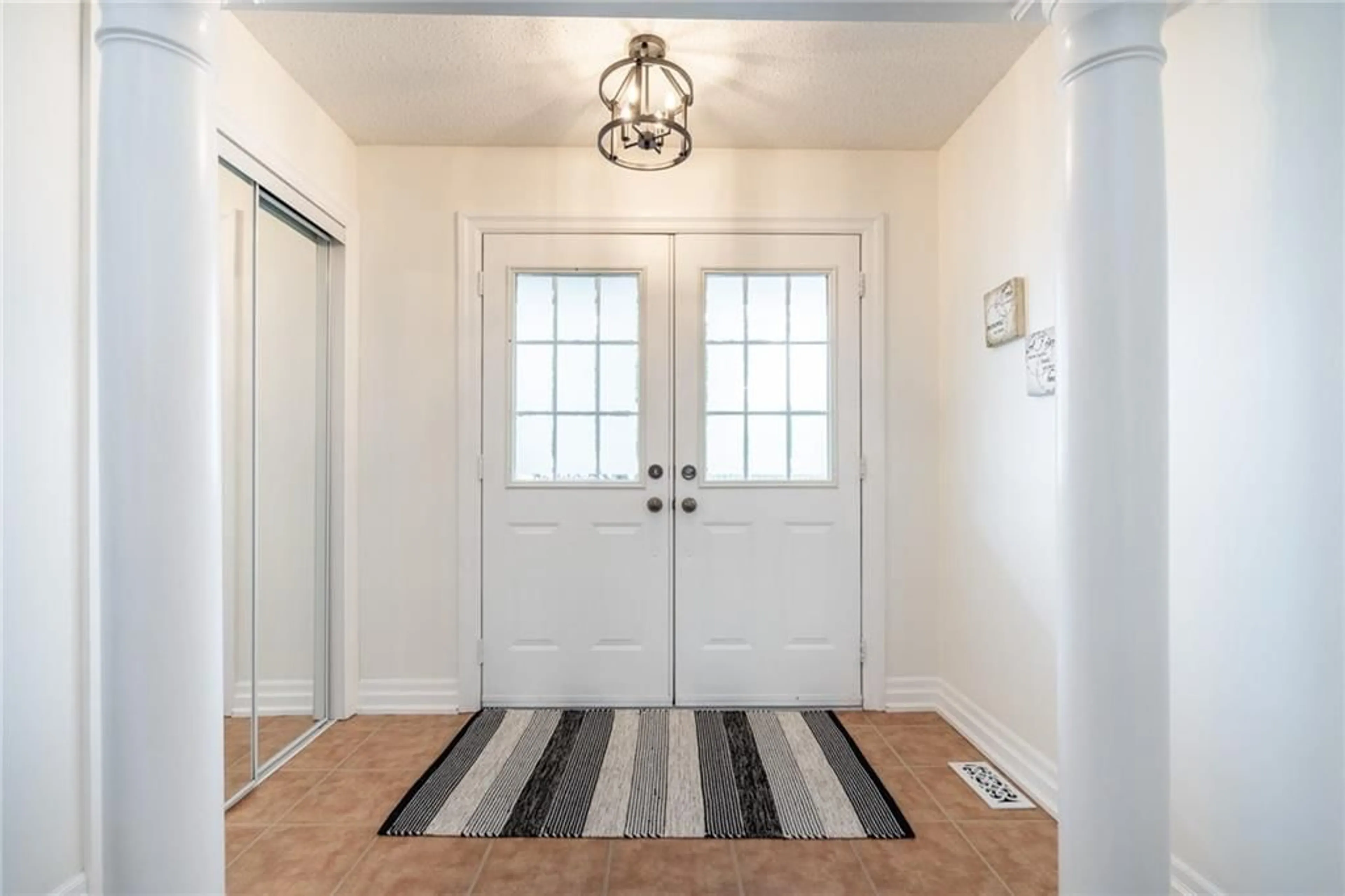 Indoor entryway for 2167 Coldwater St, Burlington Ontario L7L 7K5