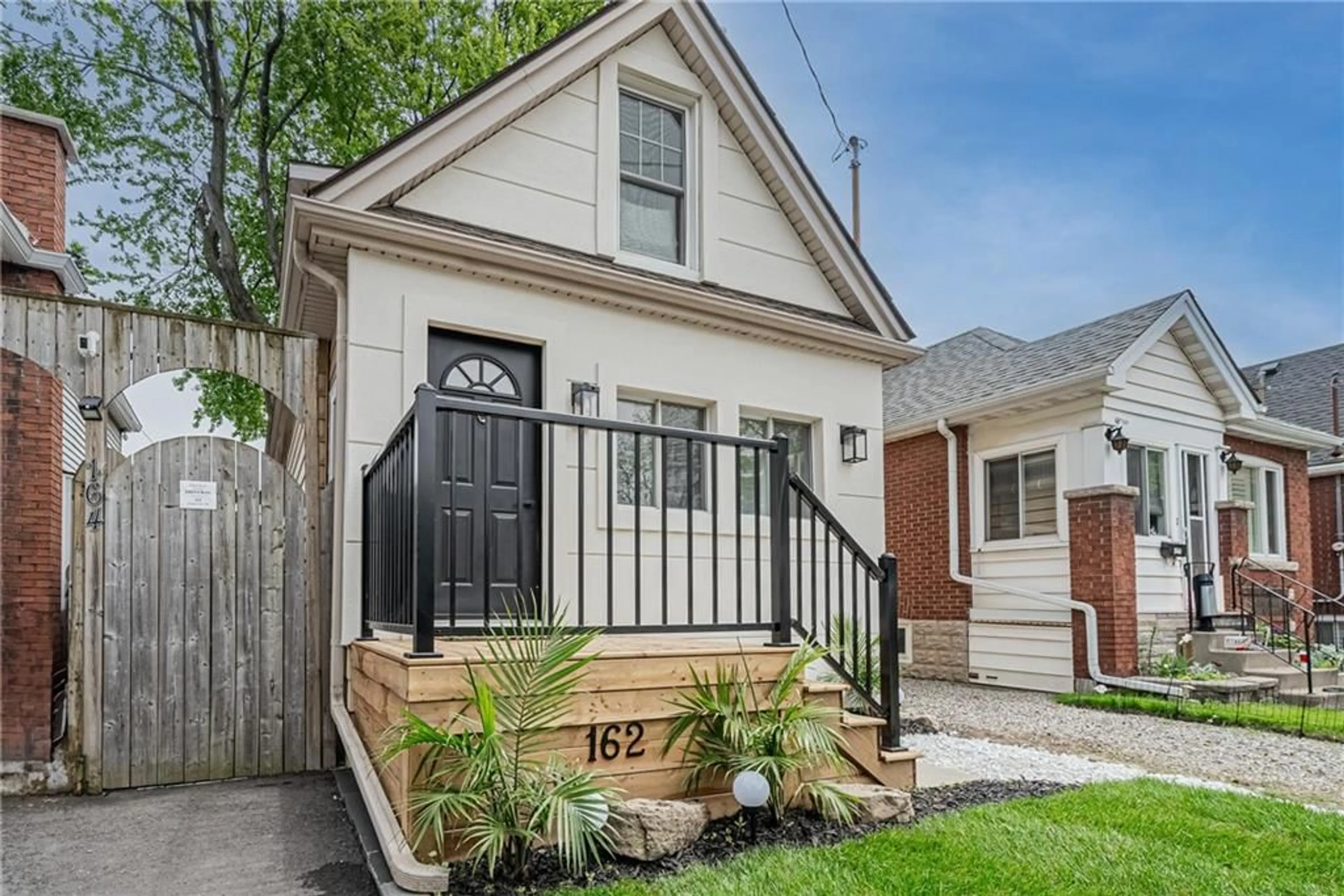 Frontside or backside of a home for 162 Tragina Ave, Hamilton Ontario L8H 5C8