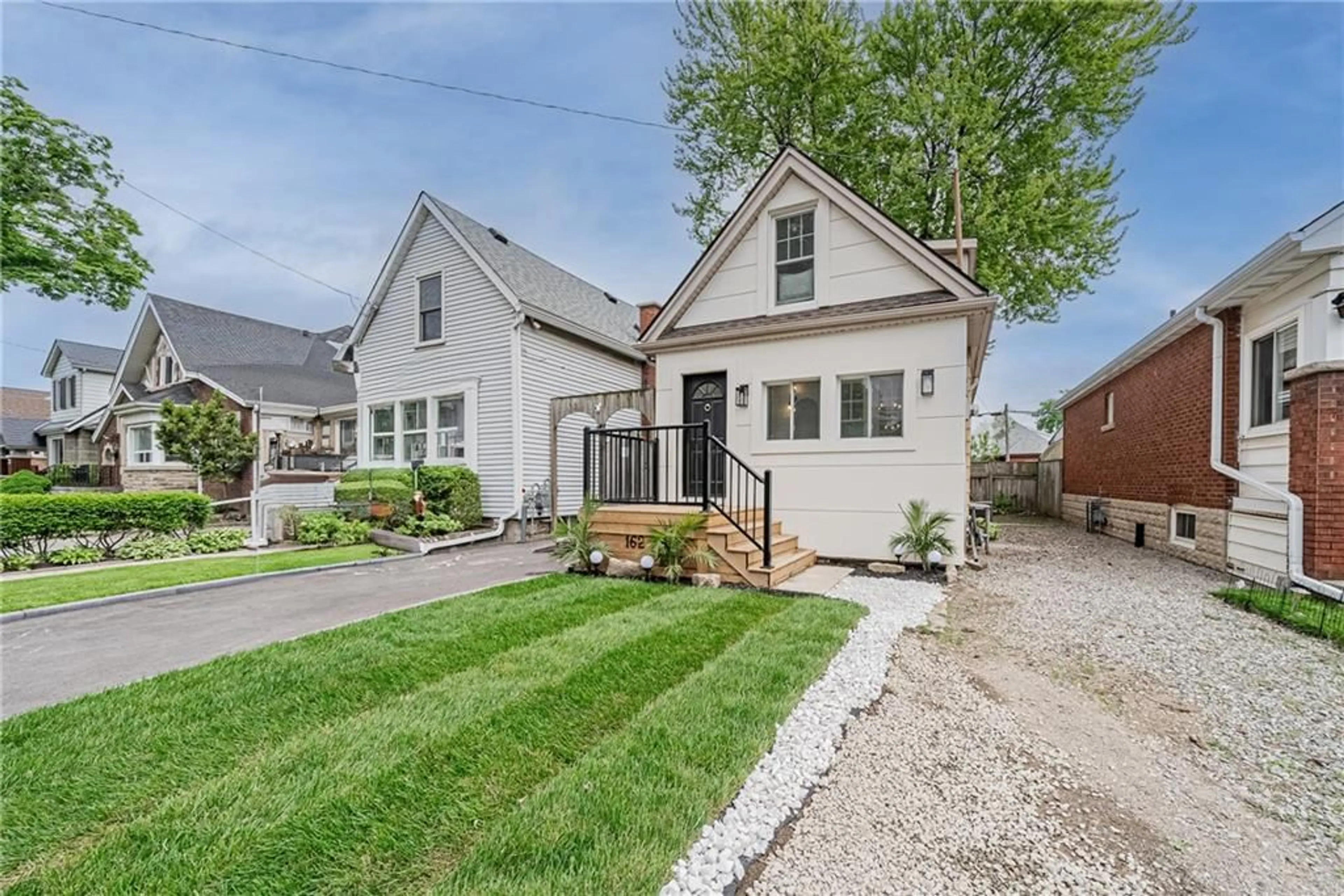 Frontside or backside of a home for 162 Tragina Ave, Hamilton Ontario L8H 5C8