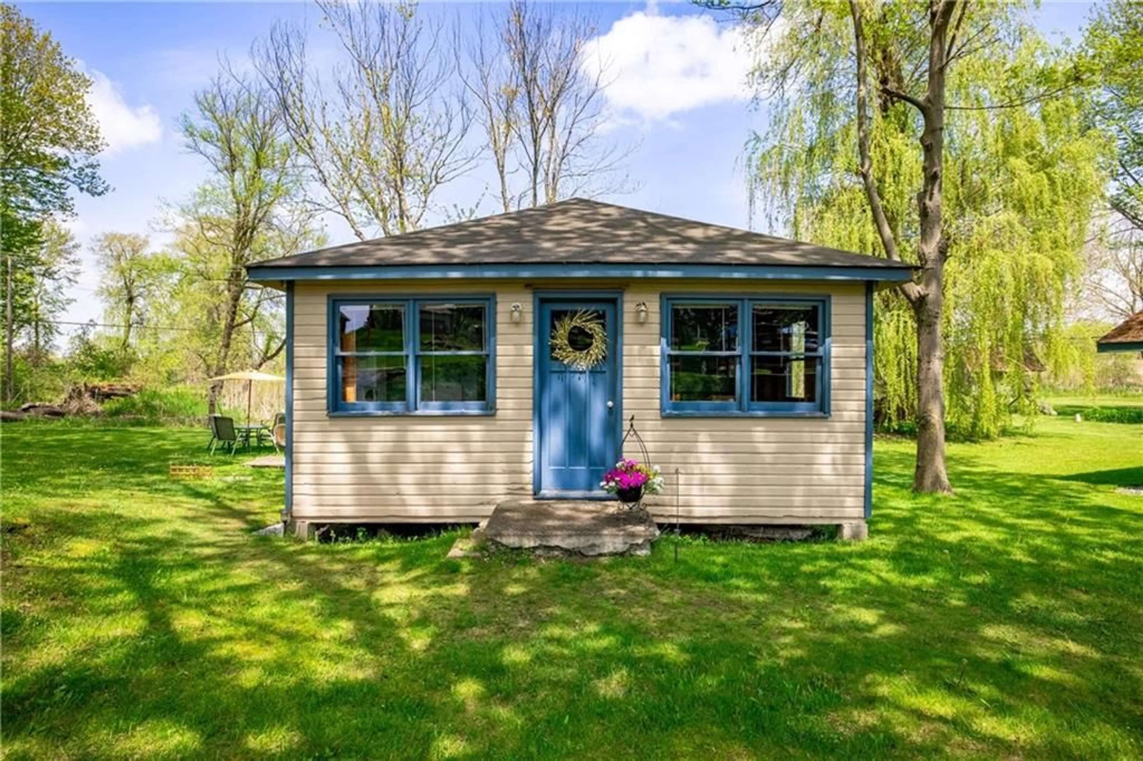 Cottage for 10340 Lakeshore Rd, Port Colborne Ontario L3K 5V4