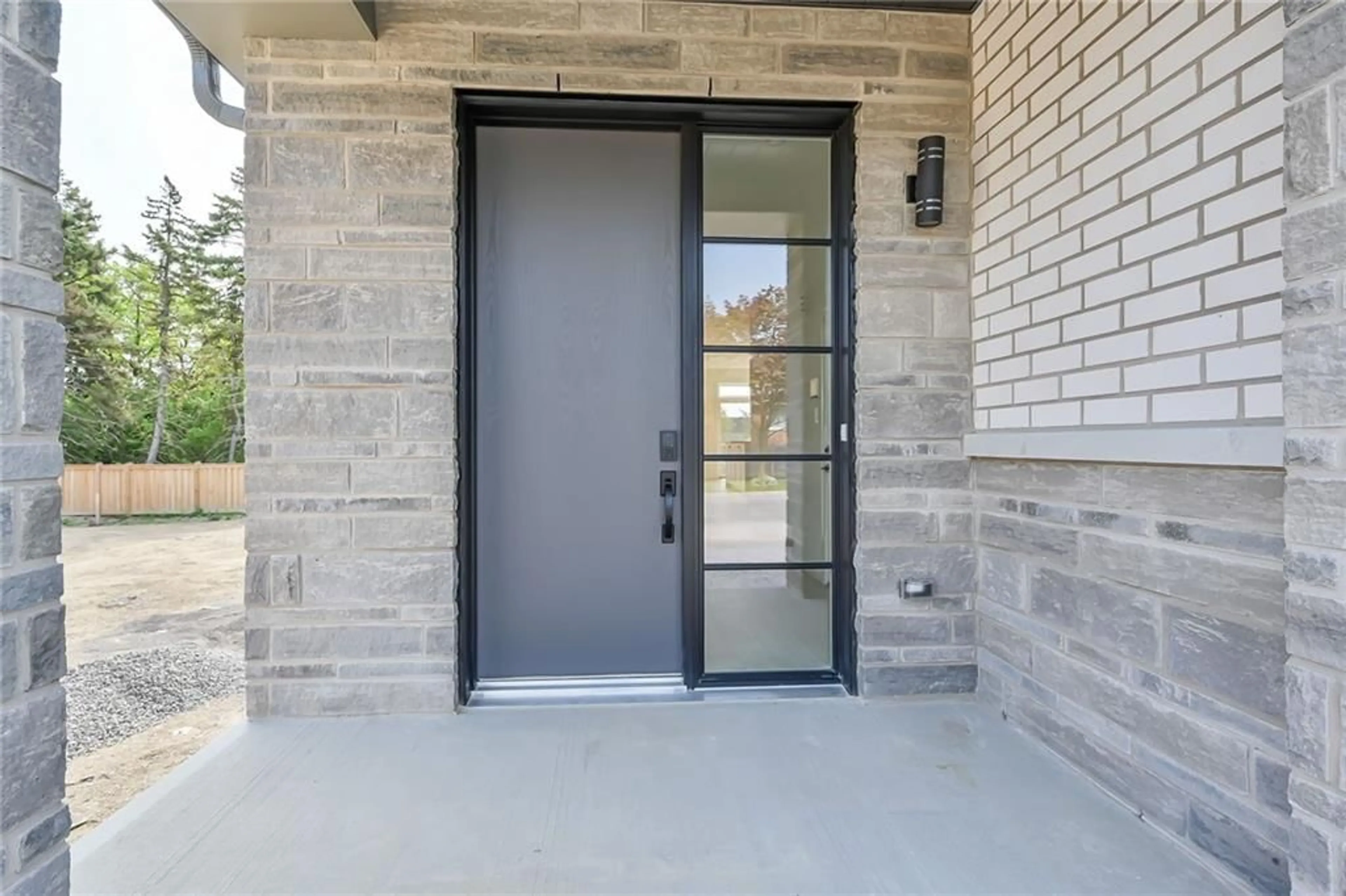 Indoor entryway for 27 Kingfisher Dr, Hamilton Ontario L9A 5A4